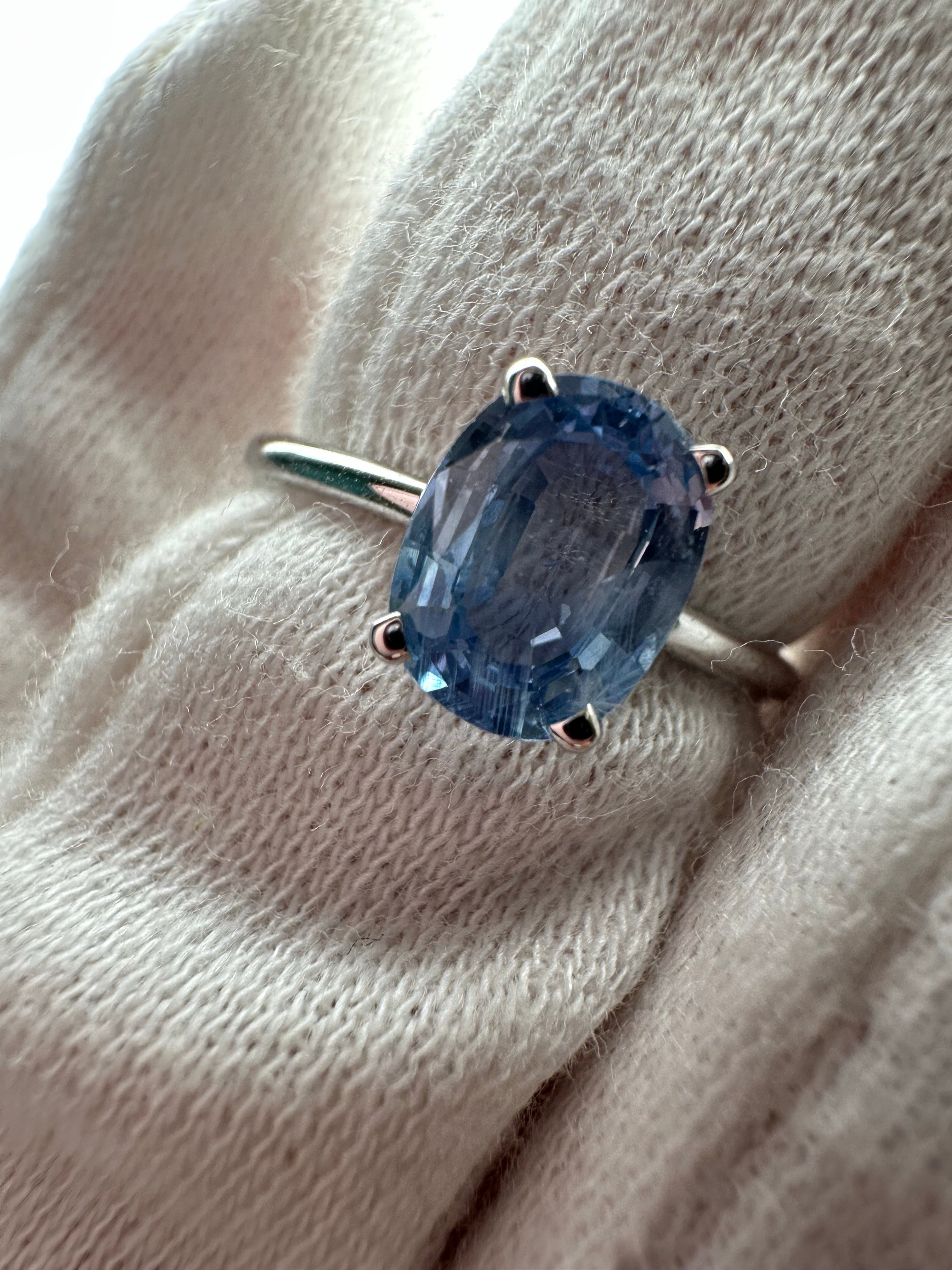 Morbido zaffiro azzurro con montatura in oro bianco 14Kt, anello semplice e minimalista. La taglia è 6 e può essere adattata a qualsiasi taglia.

**Tutti gli oggetti lasciano la nostra sede con un certificato a nome dell'acquirente, politica
