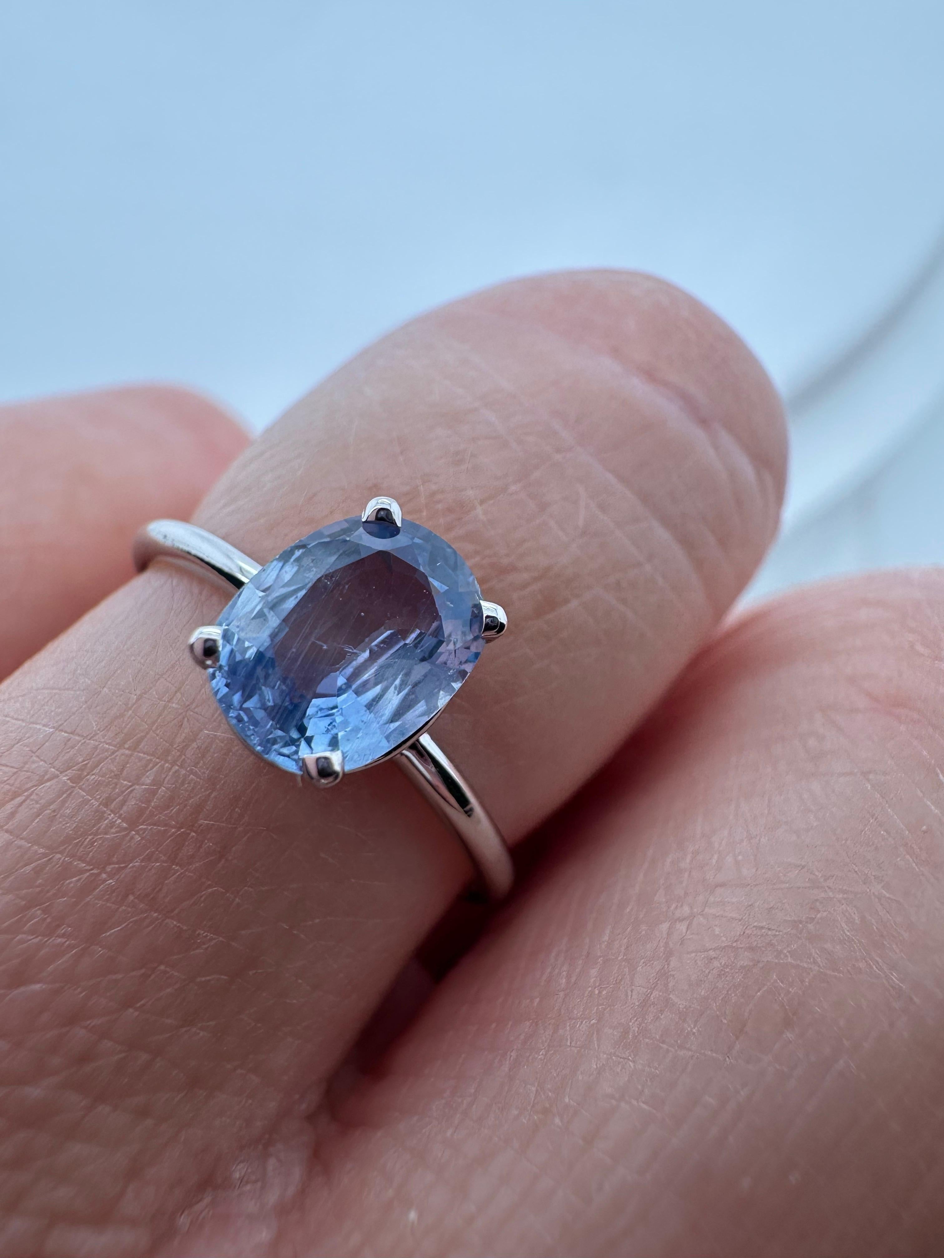 Taglio ovale Anello con zaffiro chiaro Anello di fidanzamento in oro bianco 14KT in vendita