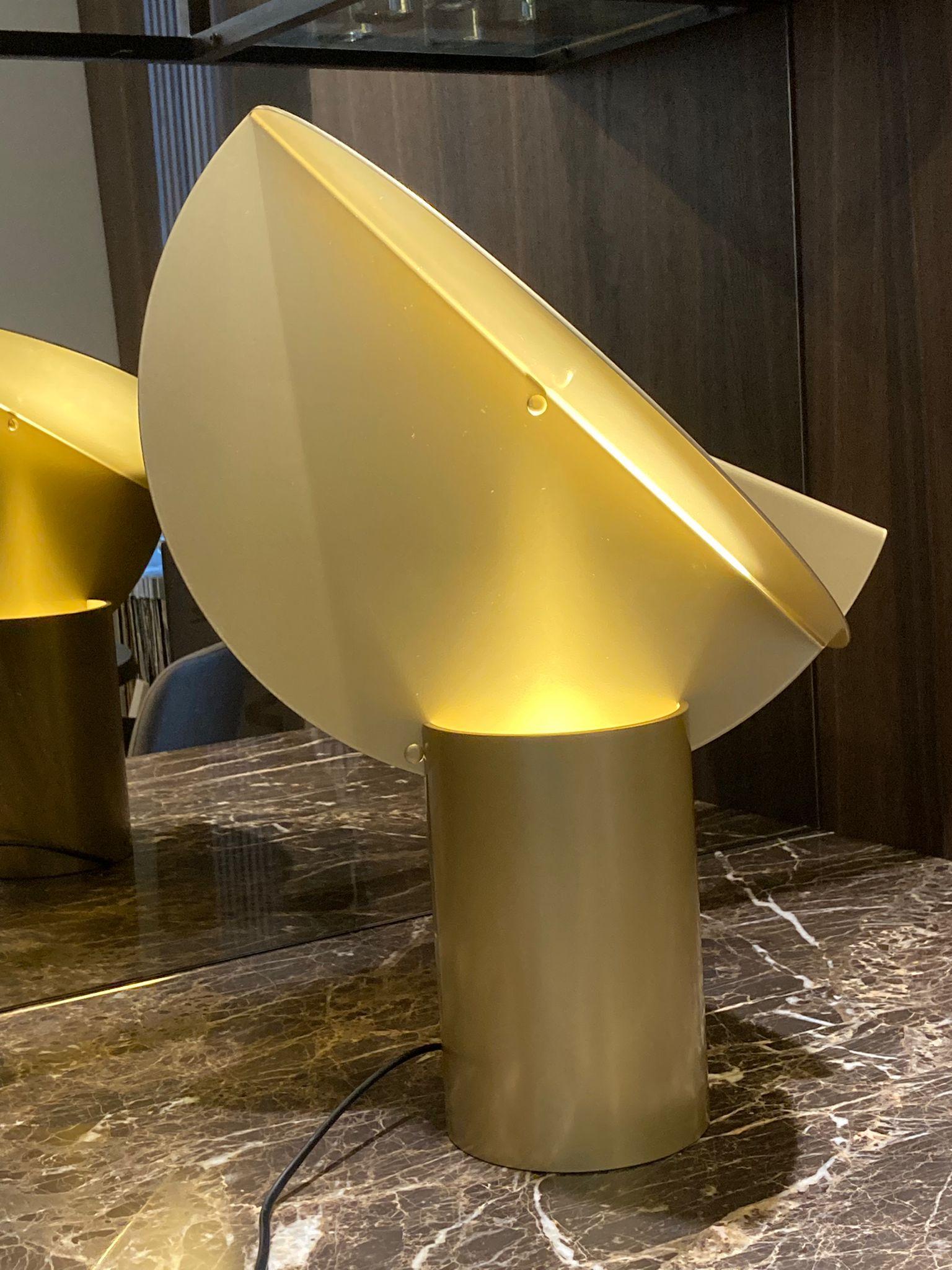Escultura Light Ala Big Gold/Gold diseñada en 1969 Pintado en venta