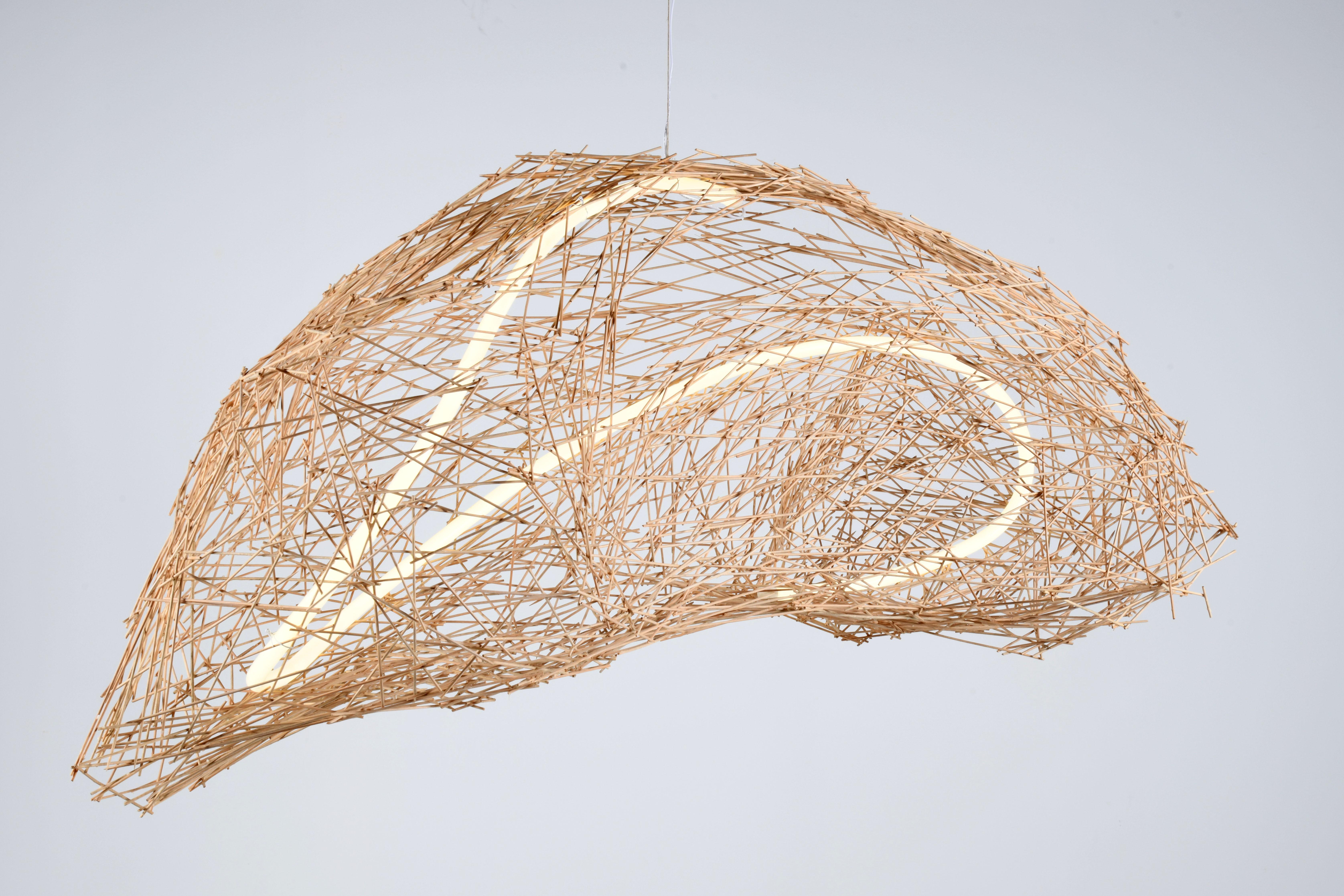 Lichtskulptur zum Aufhängen Contemporary Kreation Einzelstück von einem französischen Künstler (Holz) im Angebot