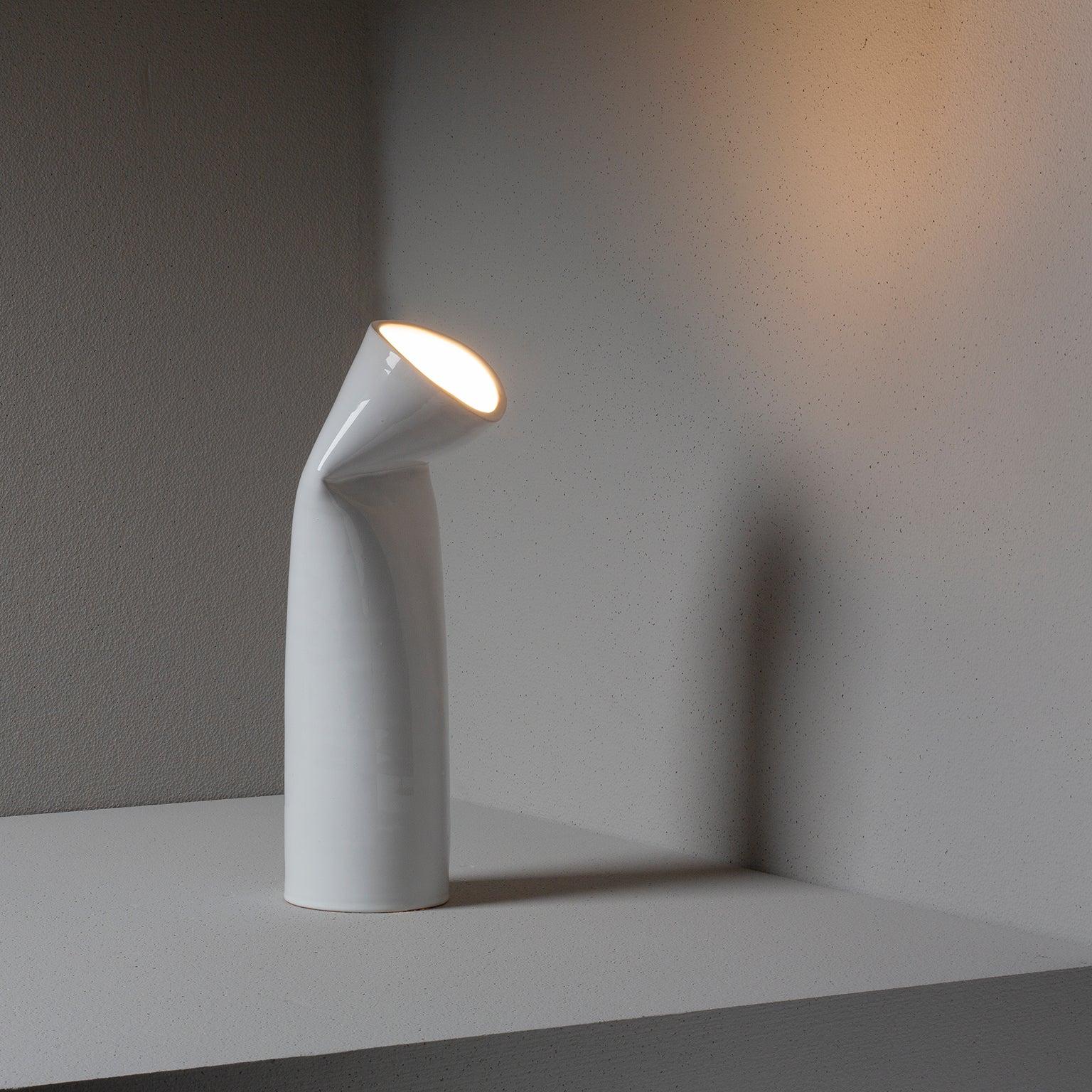 Lampe de table en céramique, le vase lumineux est fabriqué au tour et sculpté à la main. Accessoire d'ameublement qui met en valeur la nature plastique de la matière fixée par la cuisson. Il utilise une simple ampoule LED de 7V.
Disponible dès