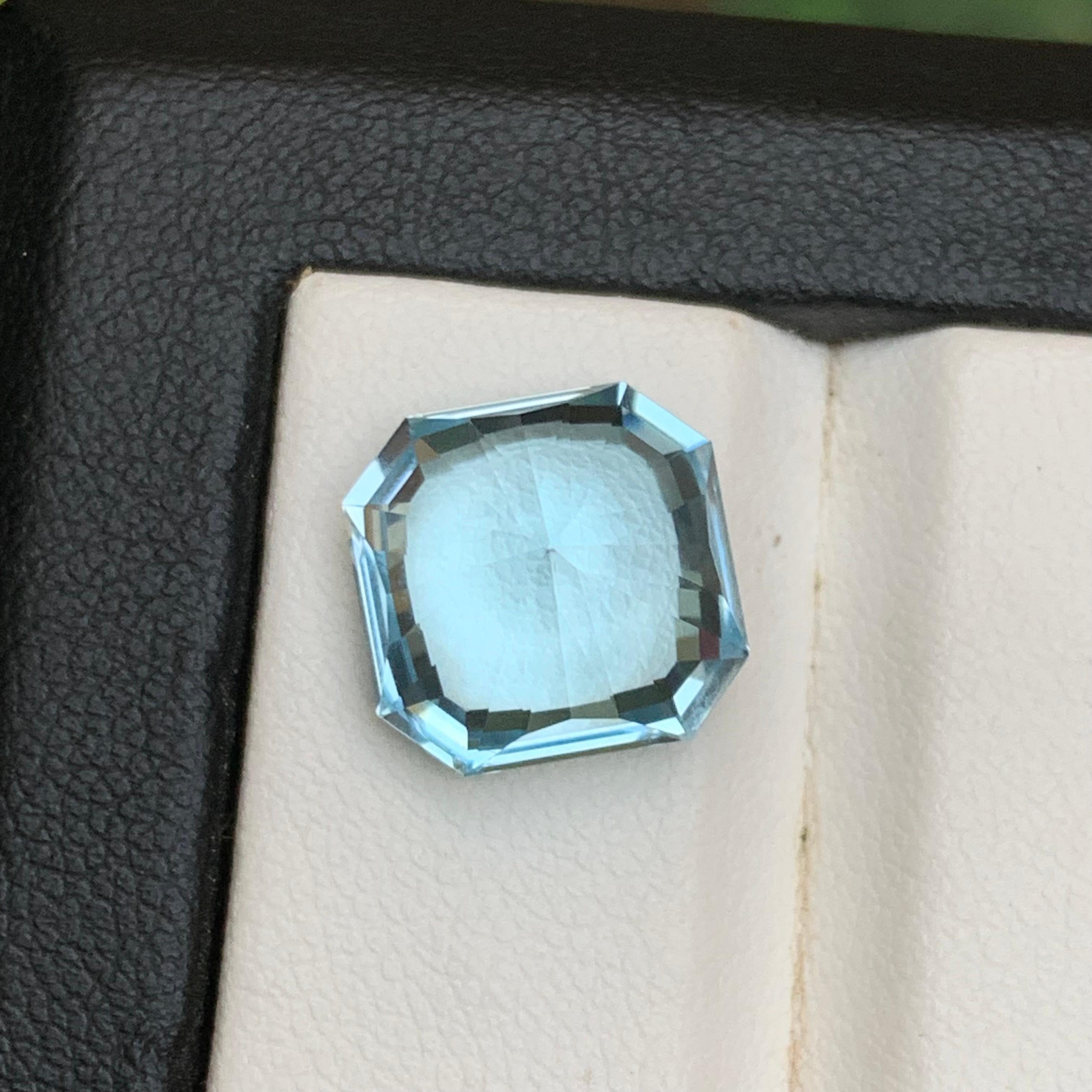 Topazio svizzero azzurro 8,50 carati Gemma naturale sfusa - Taglio smeraldo per anello In condizioni Nuovo in vendita a Peshawar, PK