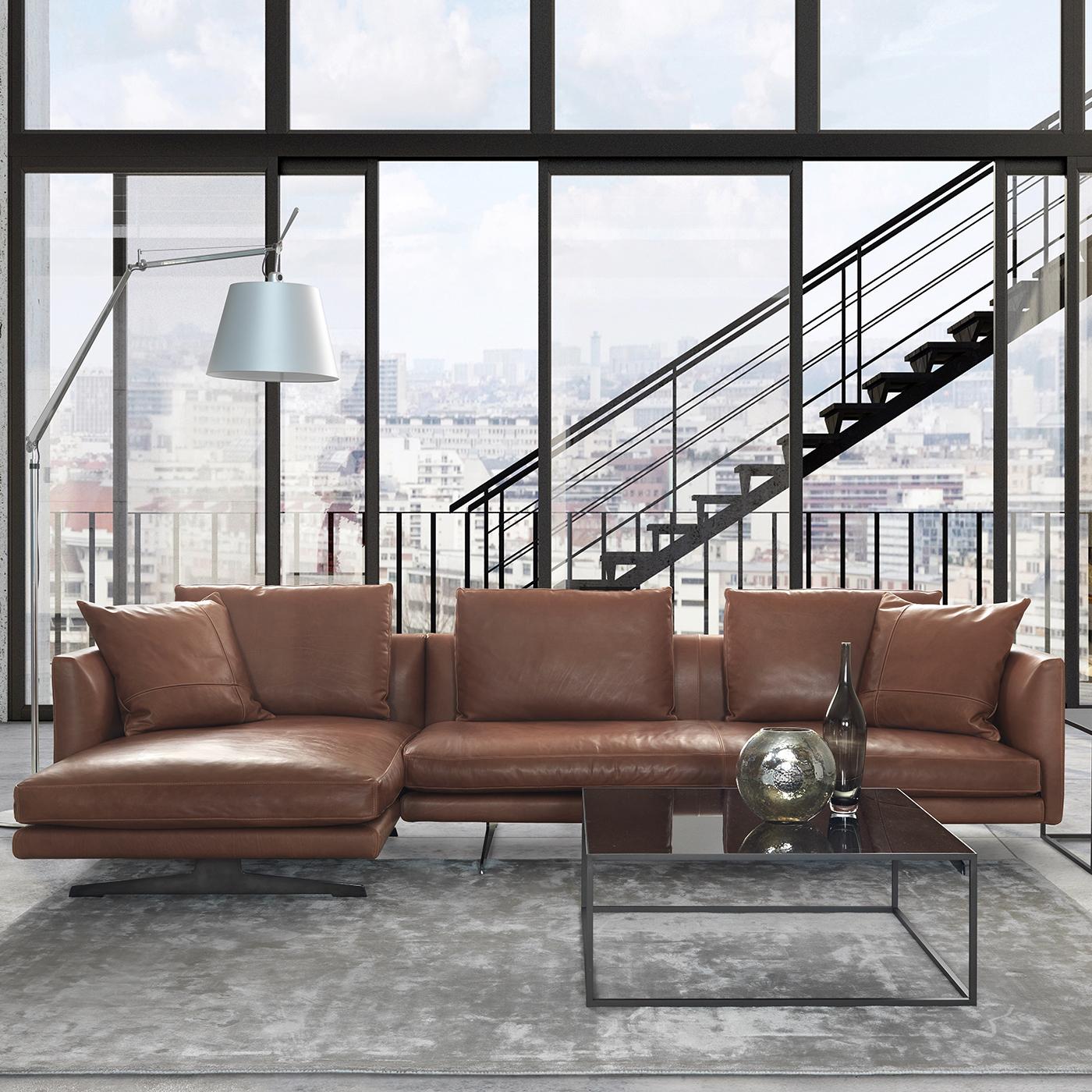 A sober and discreet sofa that transcends time and trends. It stands out due to its absolute simplicity and attention to detail. The feet lift the structure from the ground, accentuating the minimalist, refined character of the seat. It features a