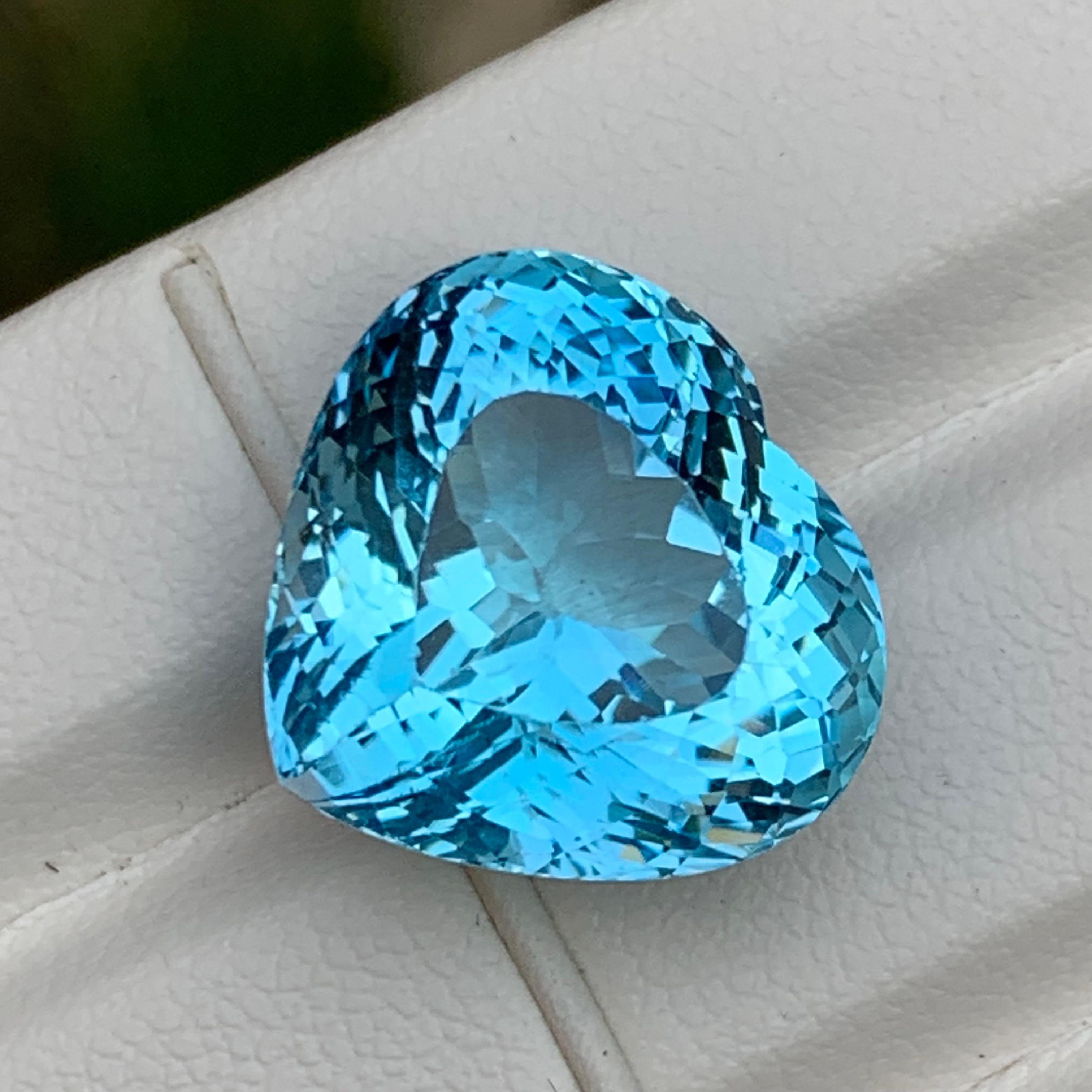Modernist Light Swiss Blue Natural Topaz Pendant Gemstone 20.30 Ct Heart Shape for Jewelry For Sale