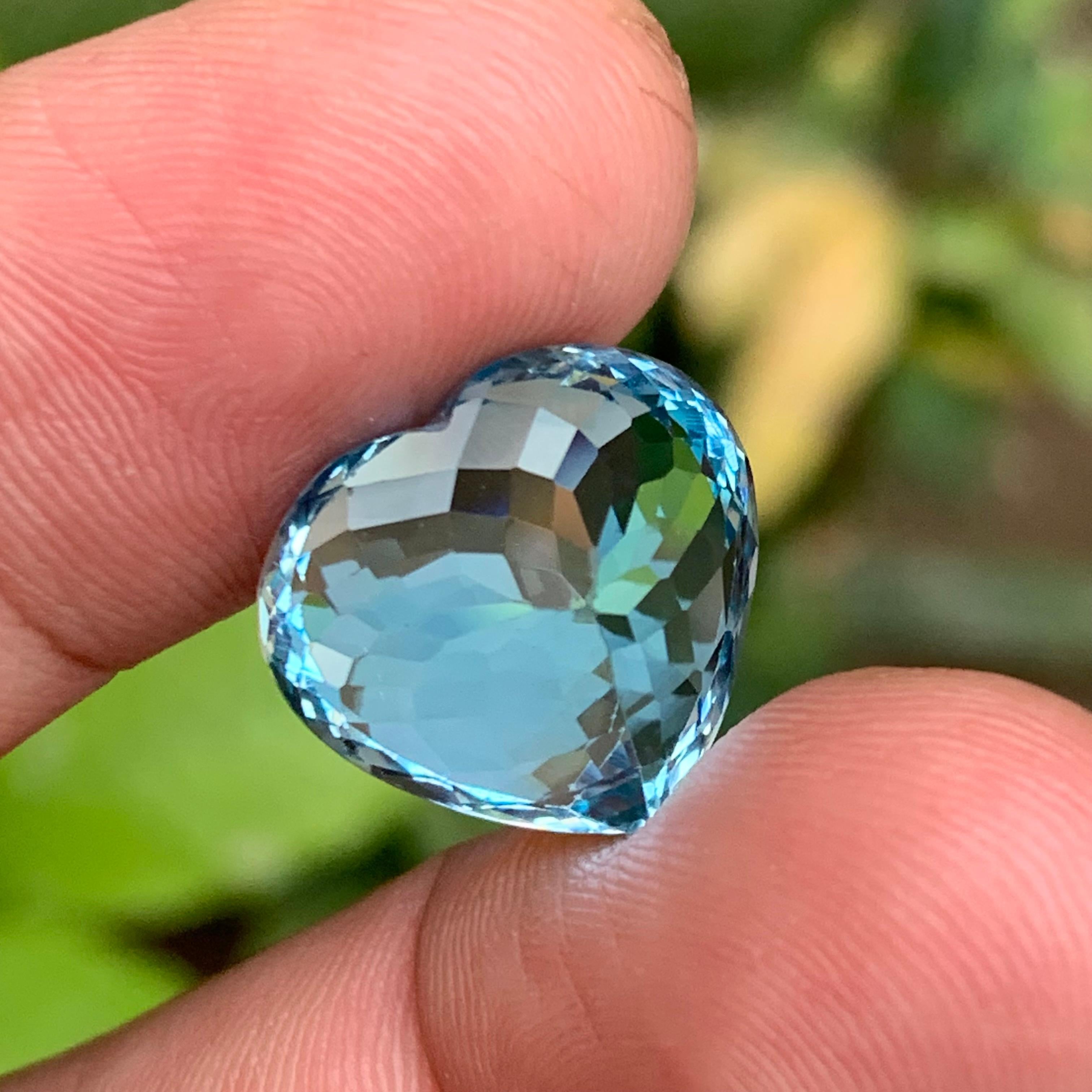Women's or Men's Light Swiss Blue Natural Topaz Pendant Gemstone 20.30 Ct Heart Shape for Jewelry For Sale