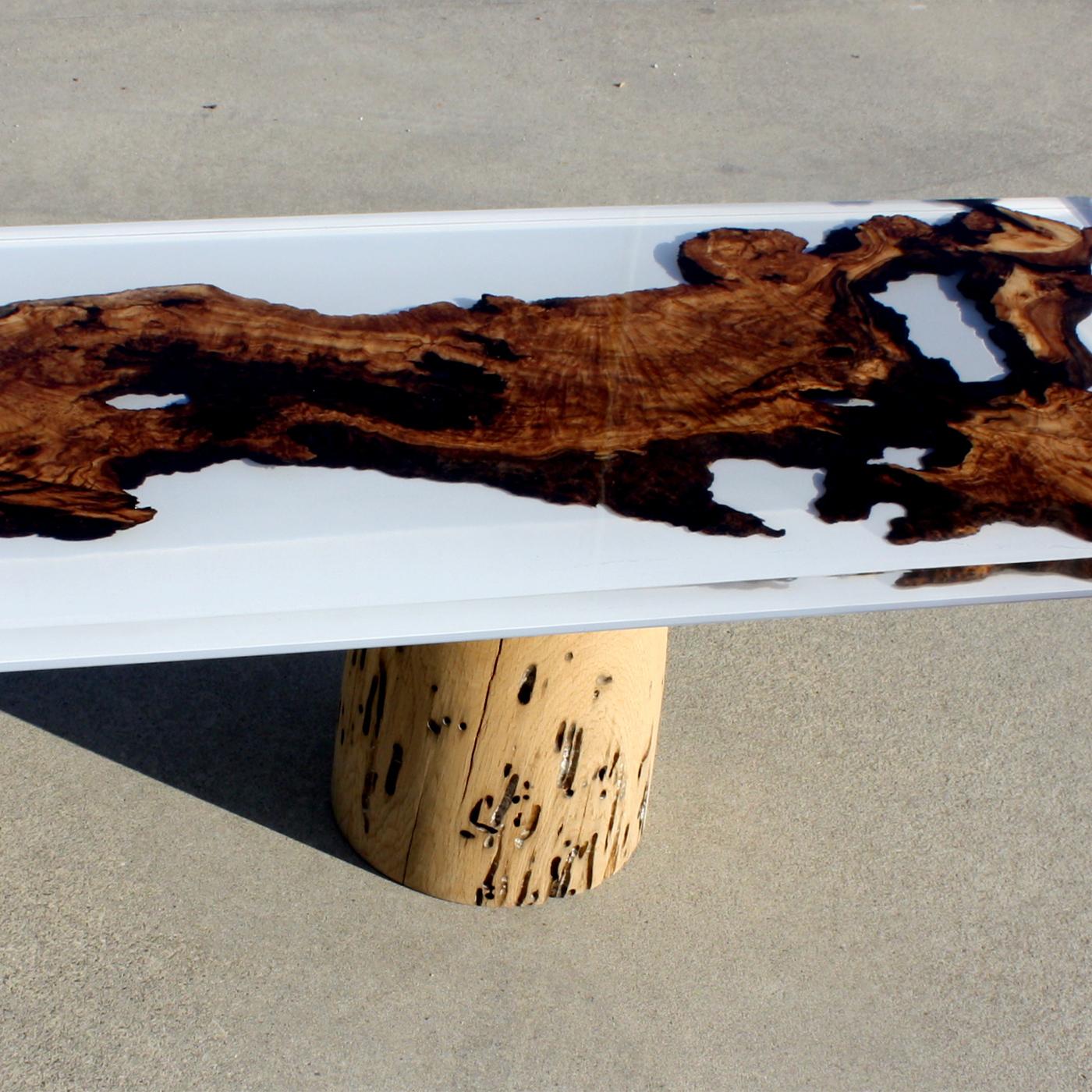 This splendid 122 x 60 cm wooden table top is made of olive root immersed in transparent resin with a bright white background. This piece is ideal as a coffee table, console or even as an ornamental panel. This unique piece of furniture is fully