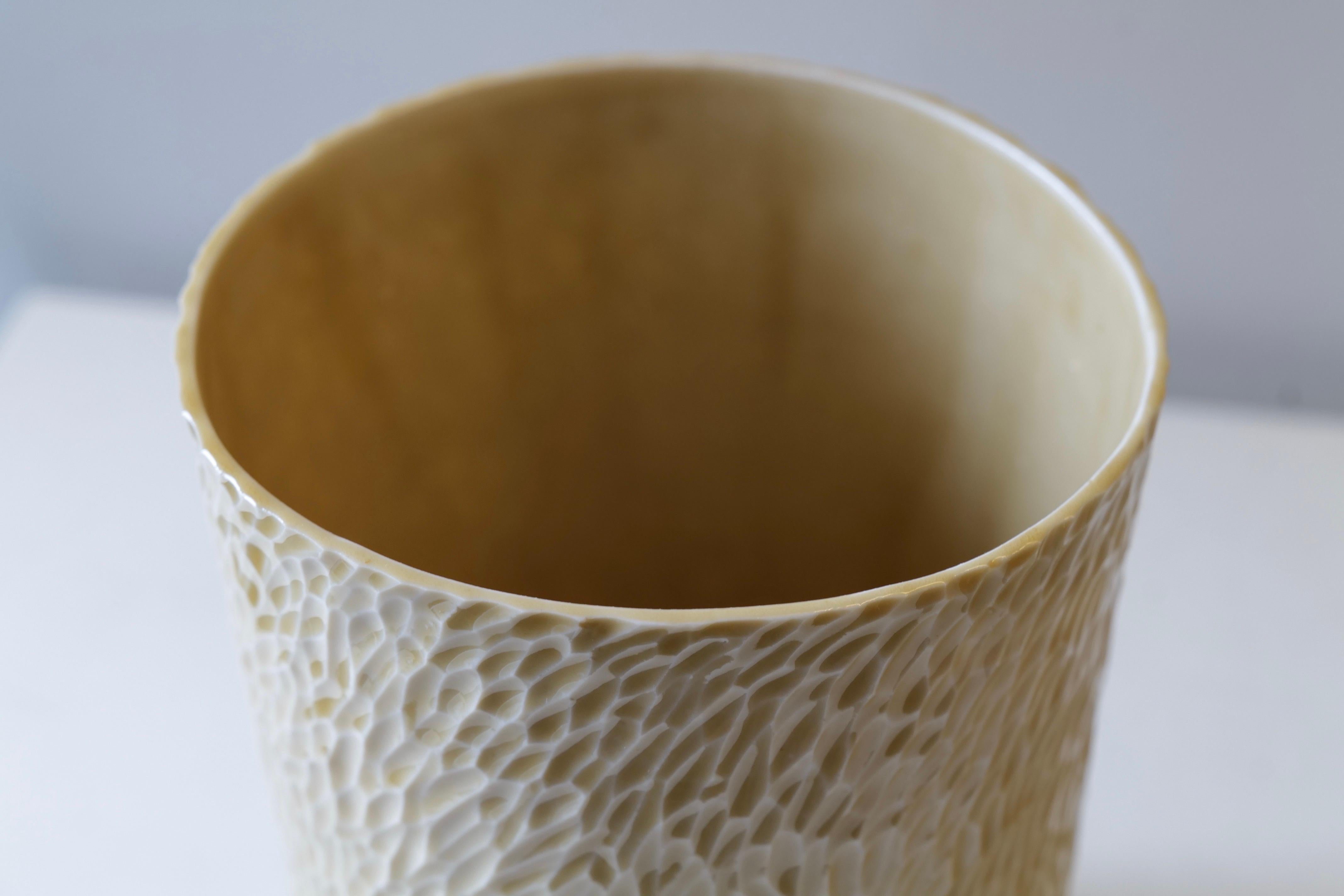 Hellbraunes Porzellangefäß von Hand geschnitzt 