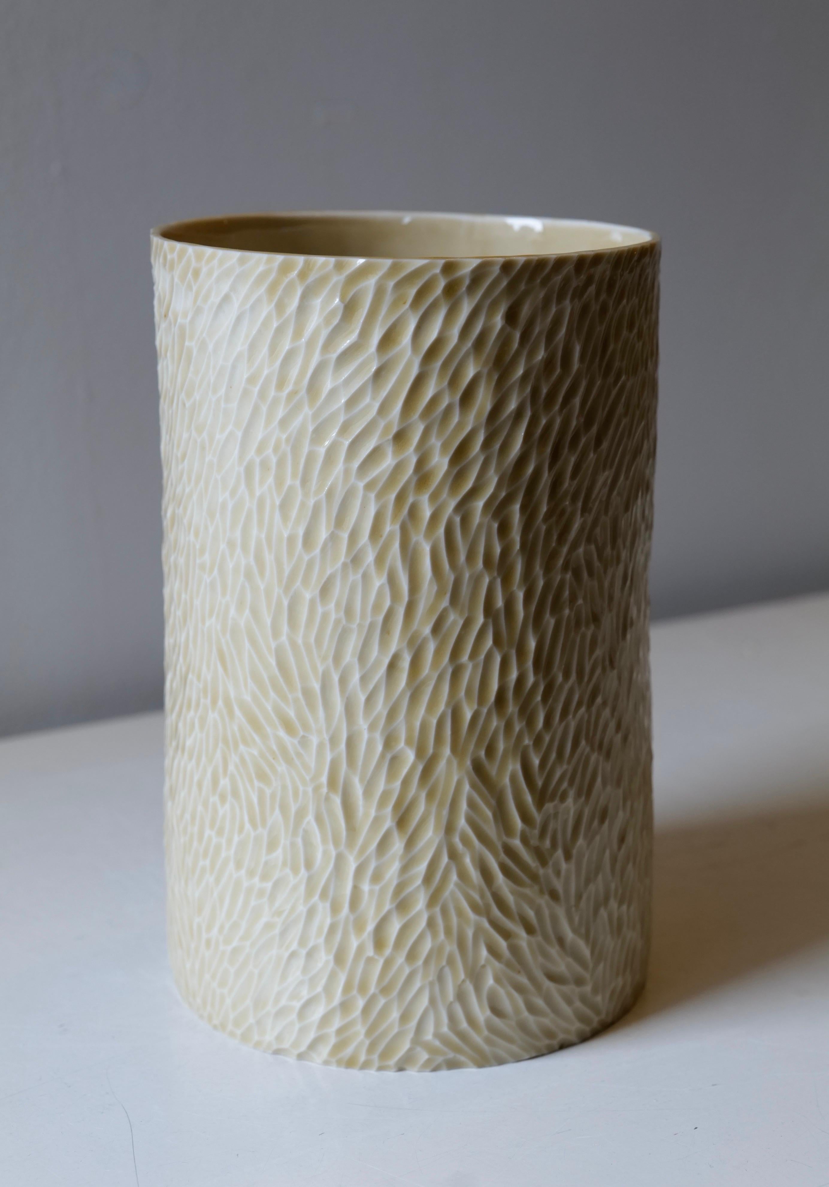 Hellbraunes Porzellangefäß von Hand geschnitzt 