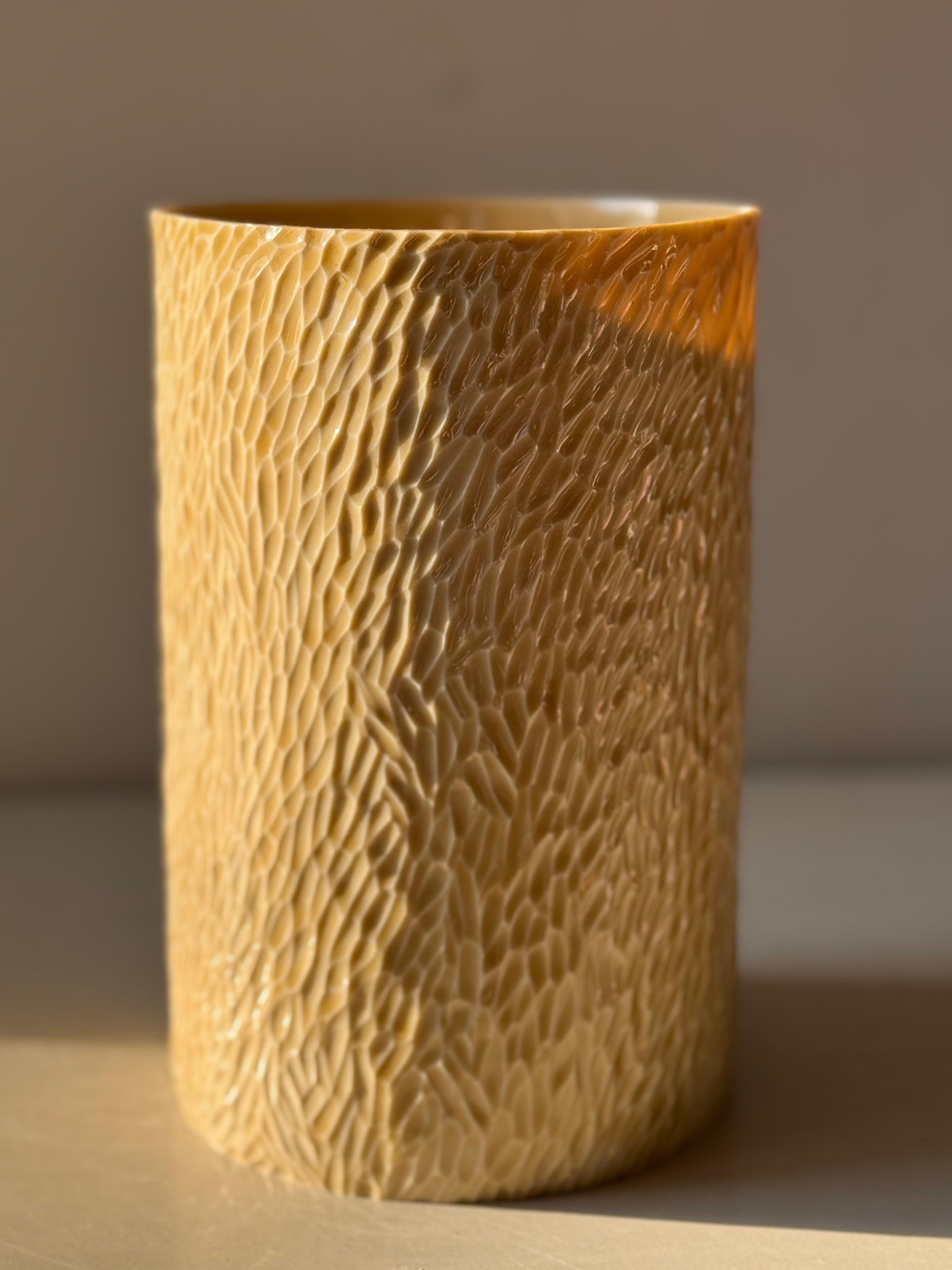 Hellbraunes Porzellangefäß von Hand geschnitzt 