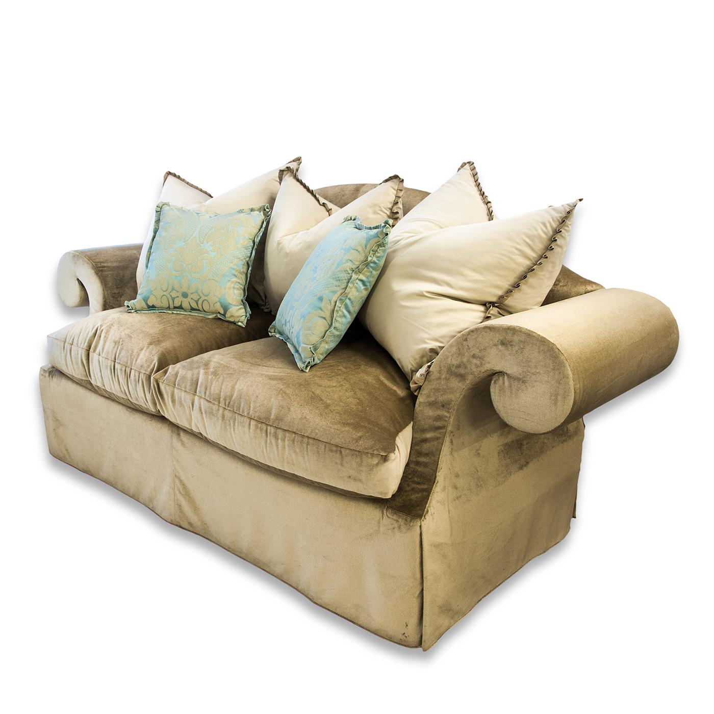 Introducing the La Salute sofa, a cozy and eye-catching addition to your living area. With its inviting round shapes and beautiful taupe velvet upholstery, this sofa combines comfort with style. It is possible to choose any fabric, allowing for