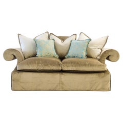 Leuchtend taupefarbenes La Salute-Sofa mit Hugging-Kissen