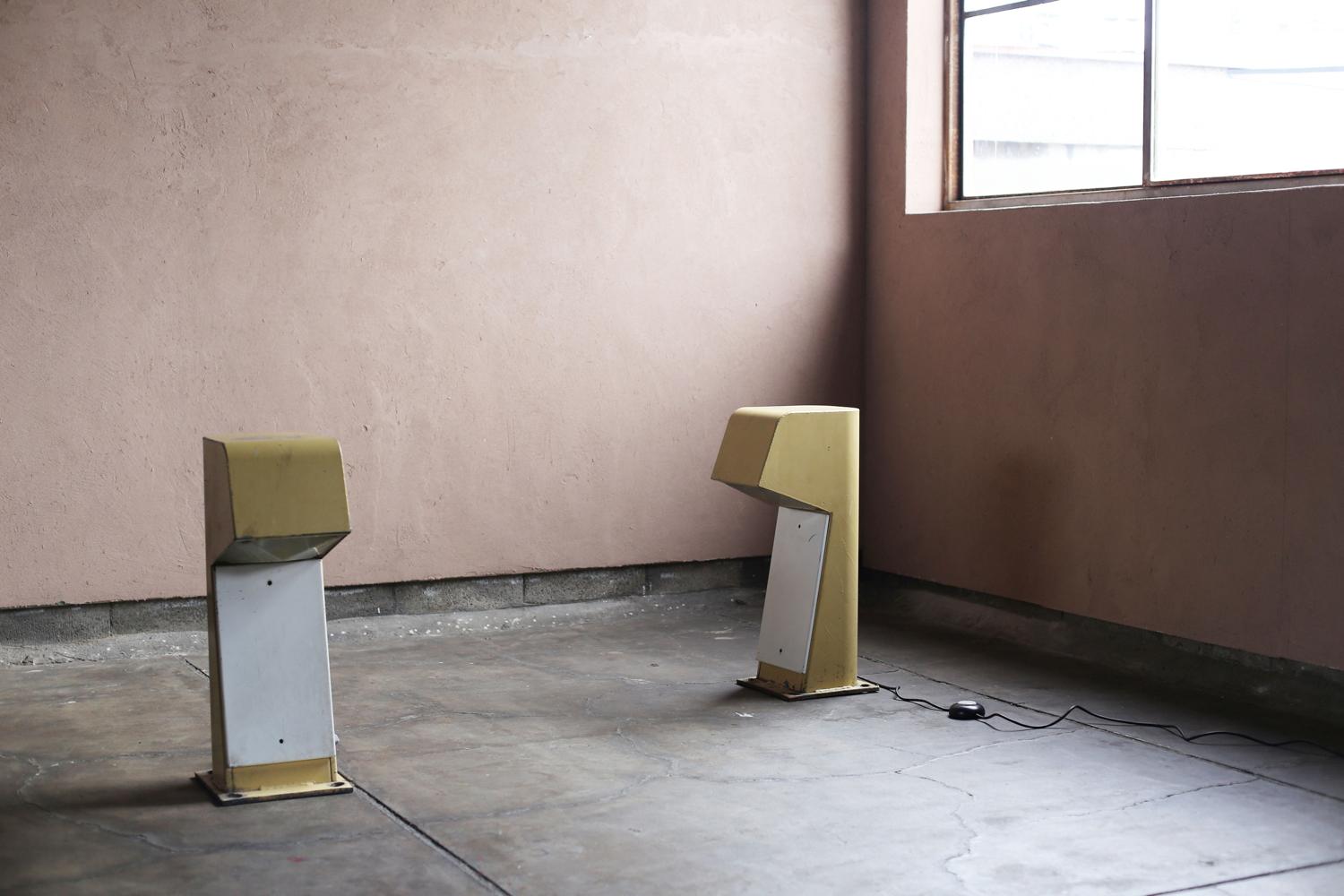 Diese Leuchte wurde 1969 von Jean Balladur, einem der führenden Architekten von La Grande-Motte in Südfrankreich, entworfen.

Die liebevoll 