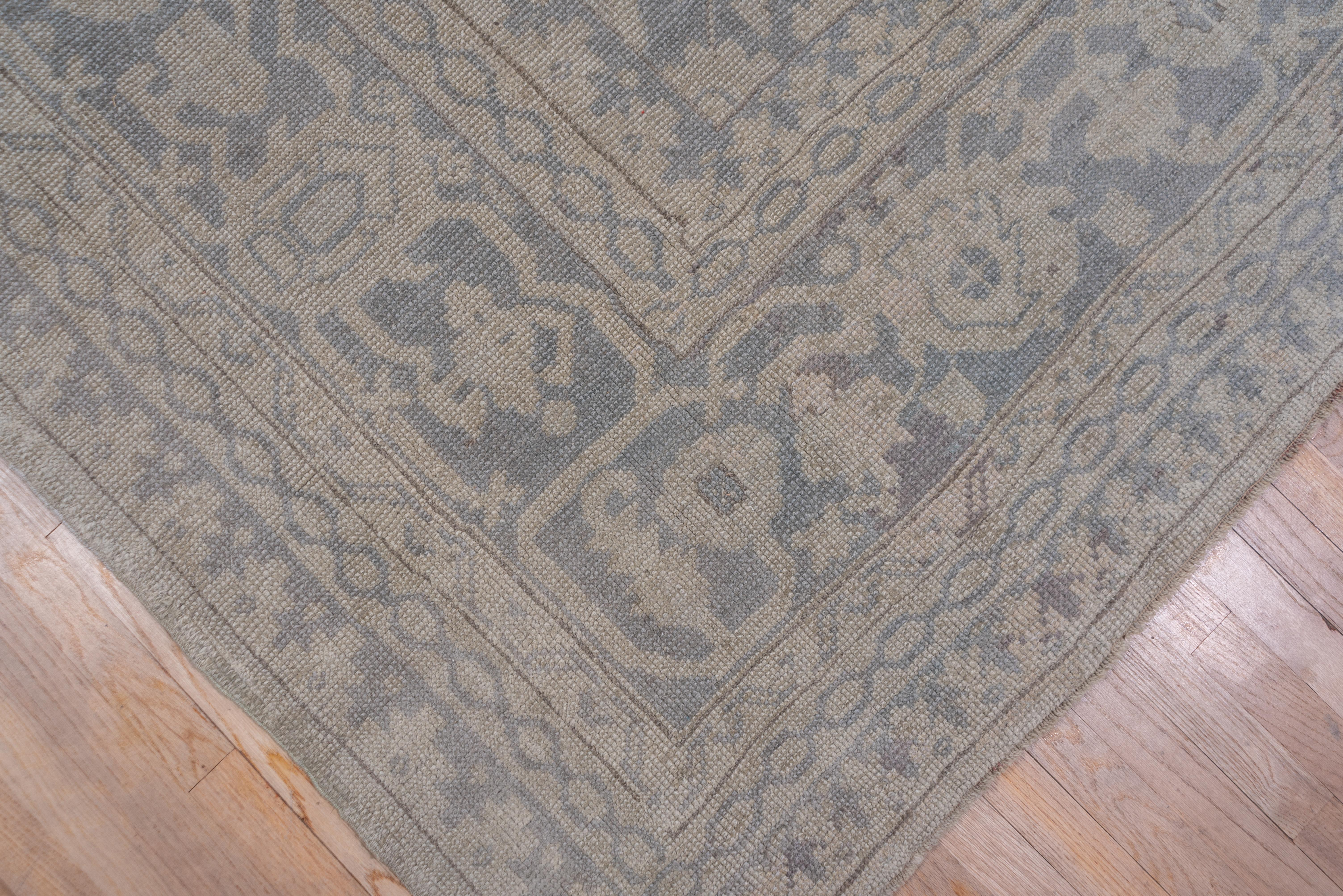 Light Toned Oushak Carpet, circa 1920s In Excellent Condition For Sale In New York, NY
