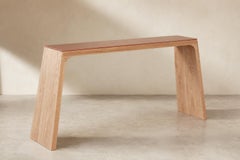 Dekton-Konsole in heller Roteiche und Umber, skulpturales, kantiges Design