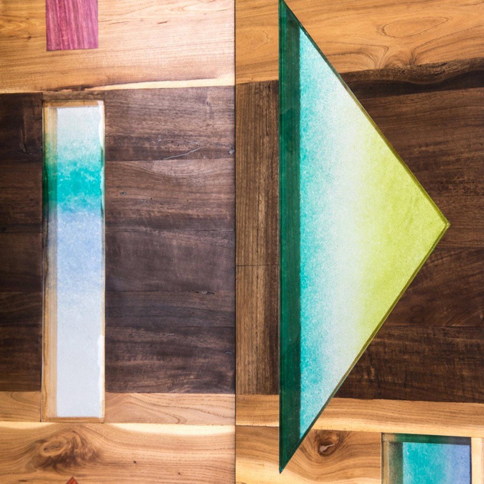 „Light Tropics“ Raumteiler aus Holz mit mattiertem Muranoglas von Hillsideout im Angebot 1