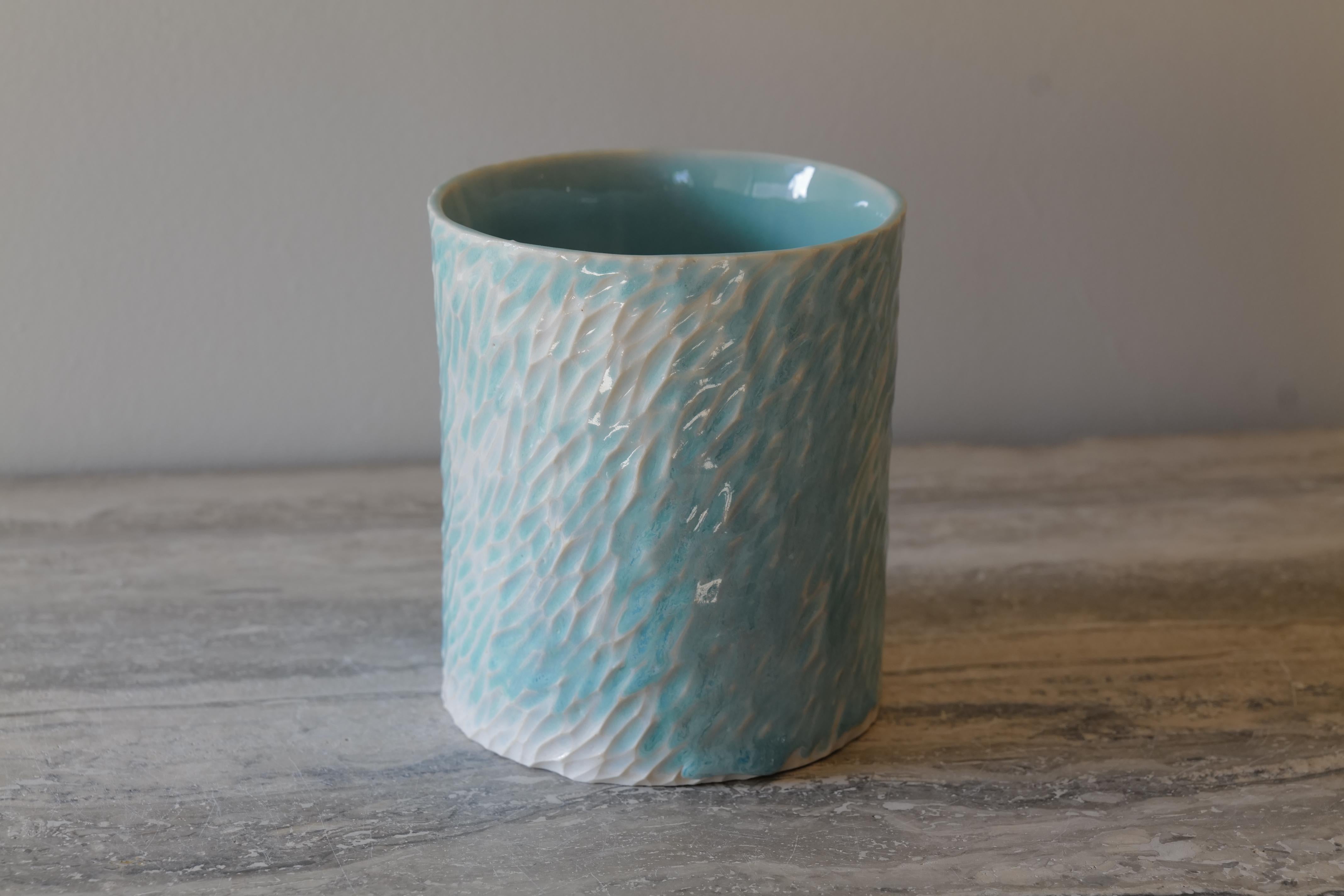 Heller Türkis geschnitzter Zylinder im Zustand „Neu“ im Angebot in New York City, NY