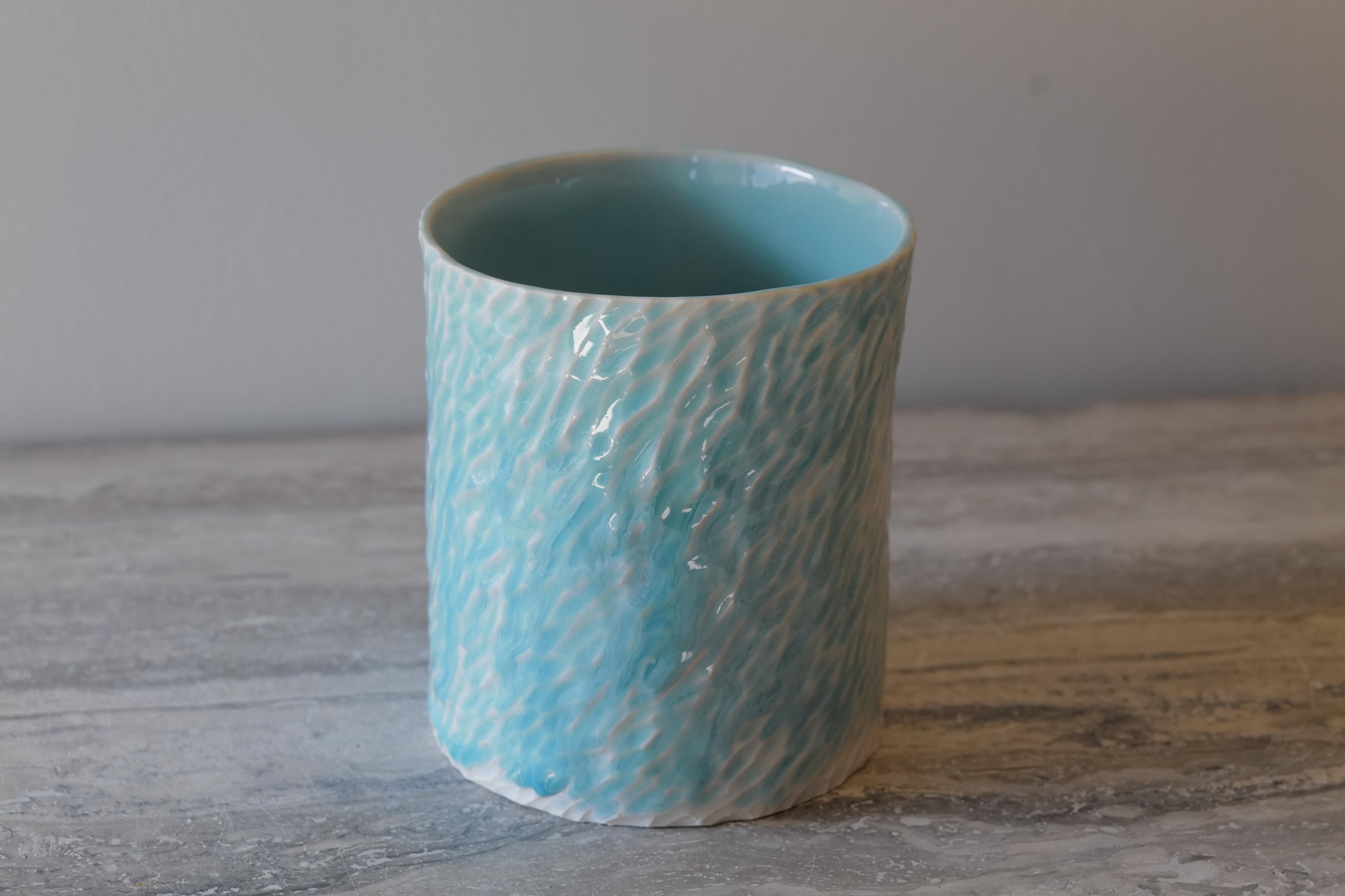 Heller Türkis geschnitzter Zylinder (21. Jahrhundert und zeitgenössisch) im Angebot