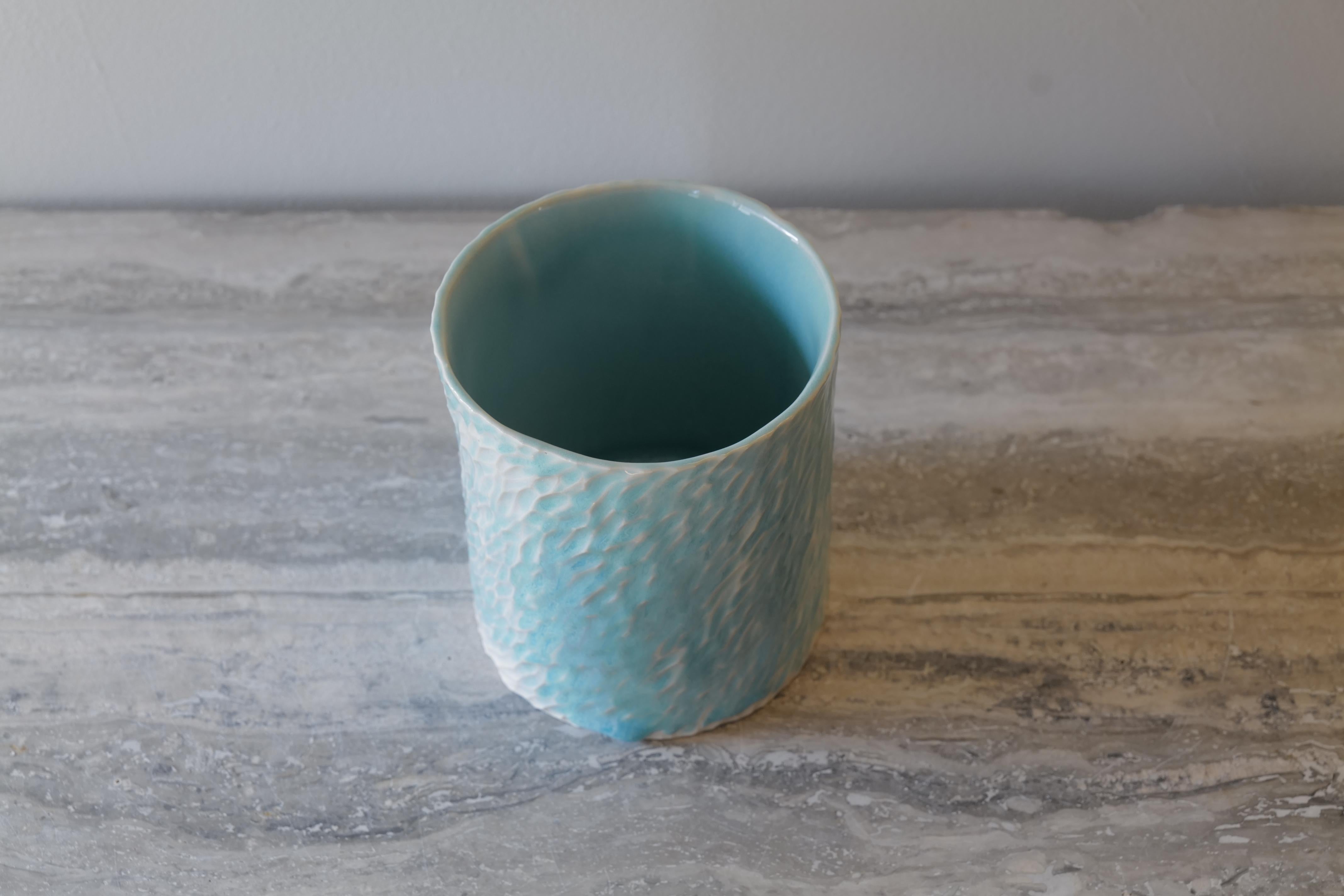 Heller Türkis geschnitzter Zylinder (Porzellan) im Angebot