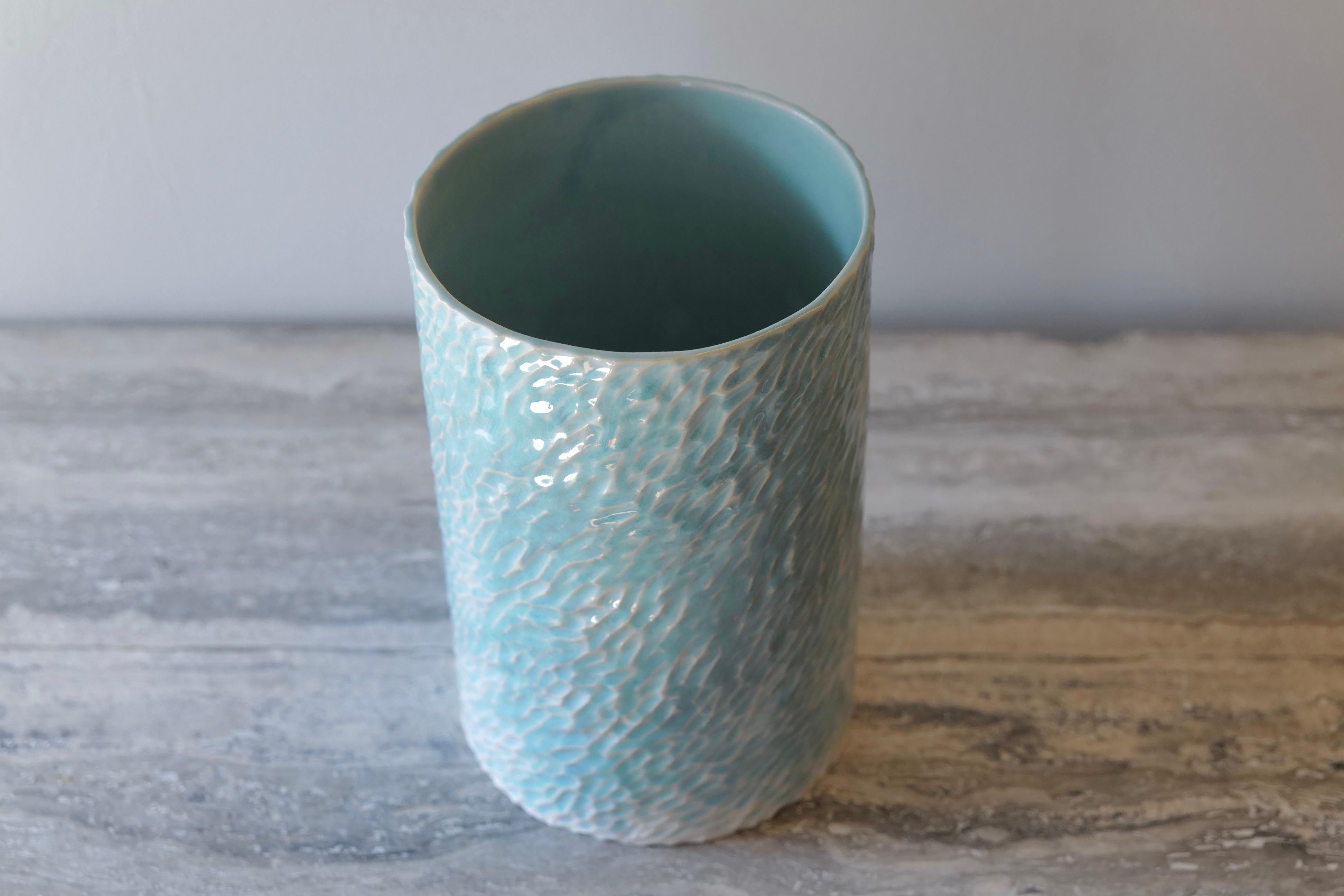 Großes Gefäß aus geschnitztem Porzellan mit hellem Türkis im Zustand „Neu“ im Angebot in New York City, NY