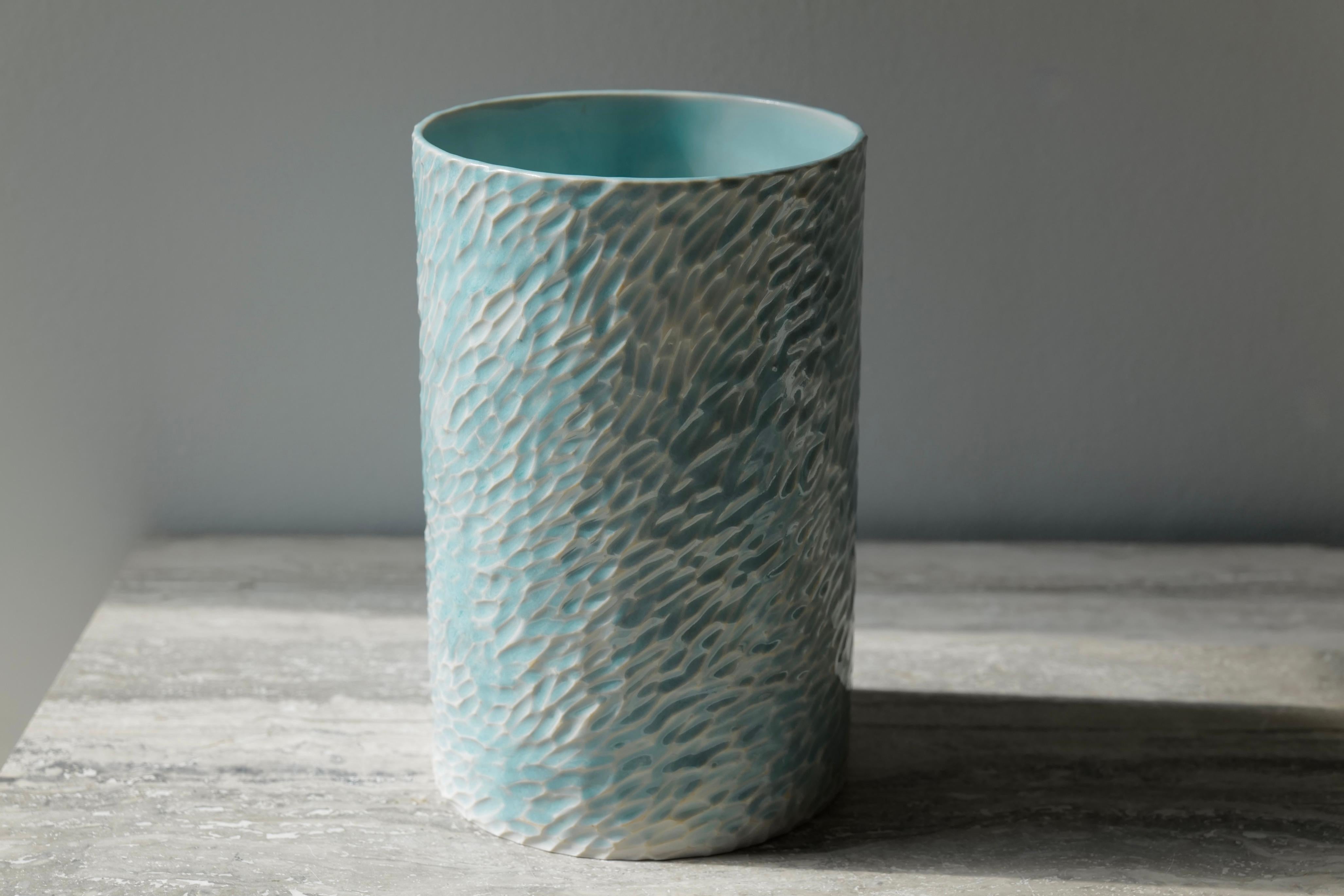 Großes Gefäß aus geschnitztem Porzellan mit hellem Türkis (21. Jahrhundert und zeitgenössisch) im Angebot