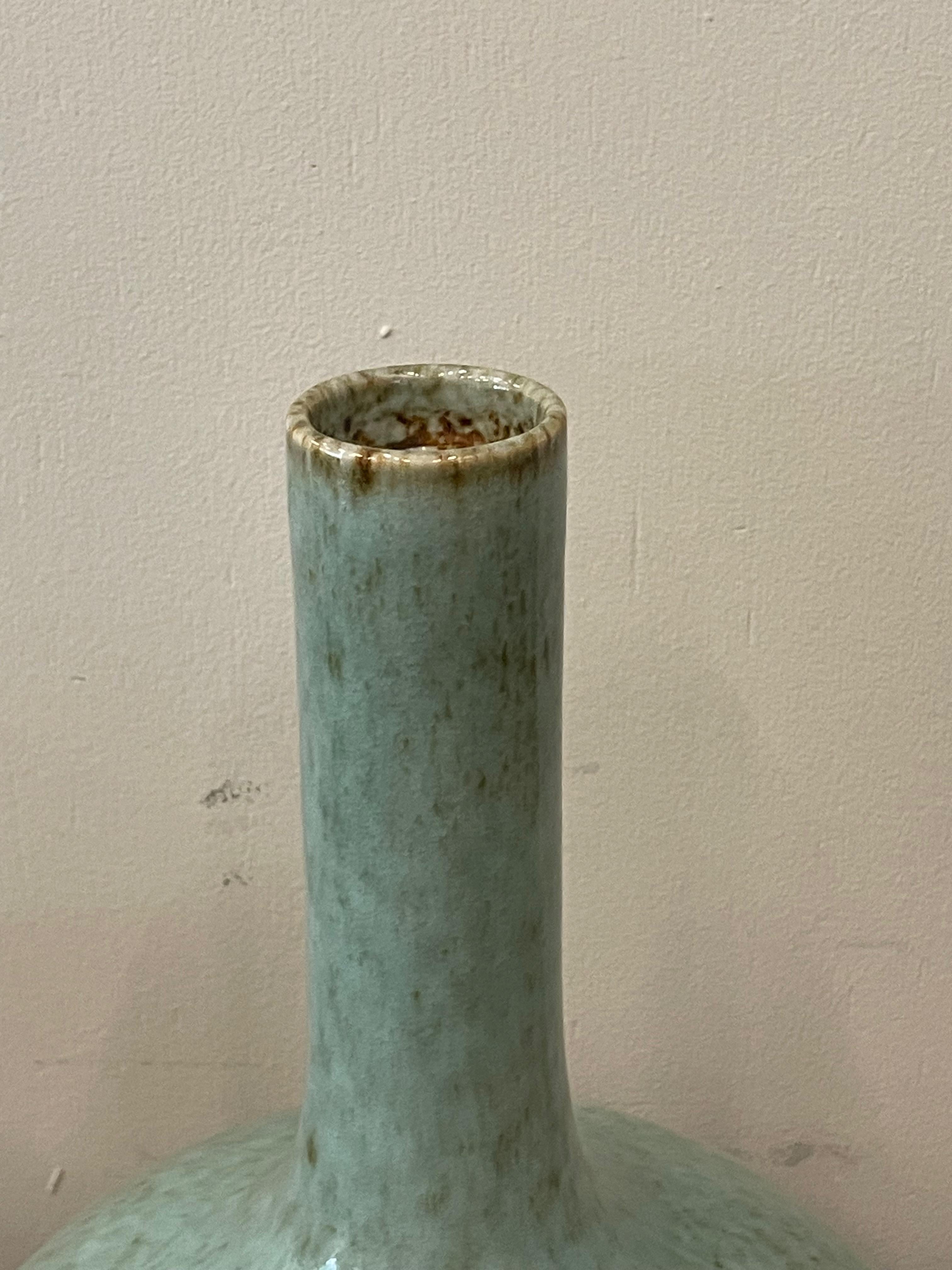 Chino contemporáneo  jarrón con fondo de color turquesa claro y
Esmalte decorativo marrón salpicado.
Cuello de embudo alto y delgado.
Parte de una pequeña colección