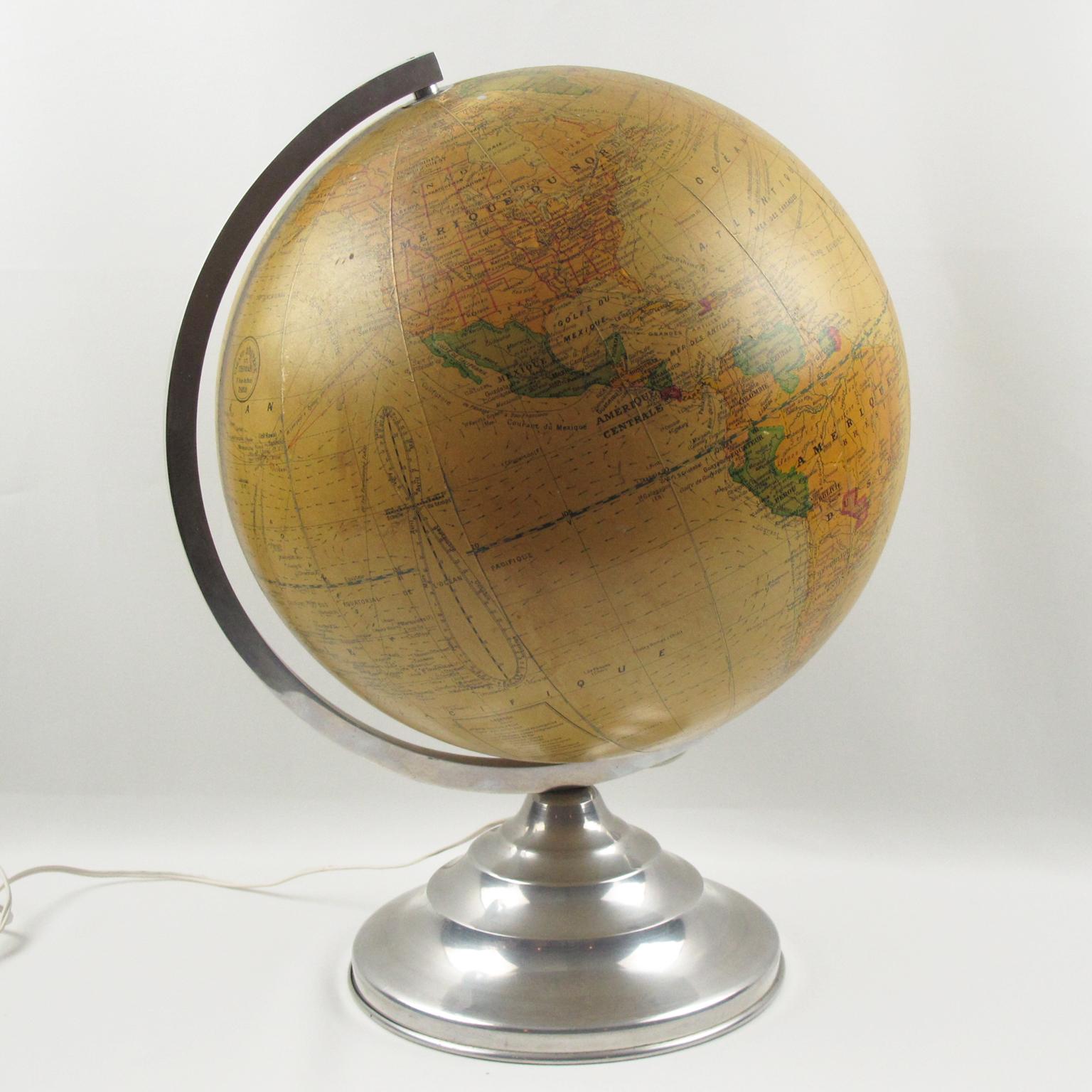 Girard, Barrere et Thomas Paris ont fabriqué cet impressionnant globe terrestre lumineux vers 1950. Il a été conçu par le géographe J. Forest. Ce globe de bibliothèque en verre est recouvert de papier imprimé et tourne sur un support en métal chromé