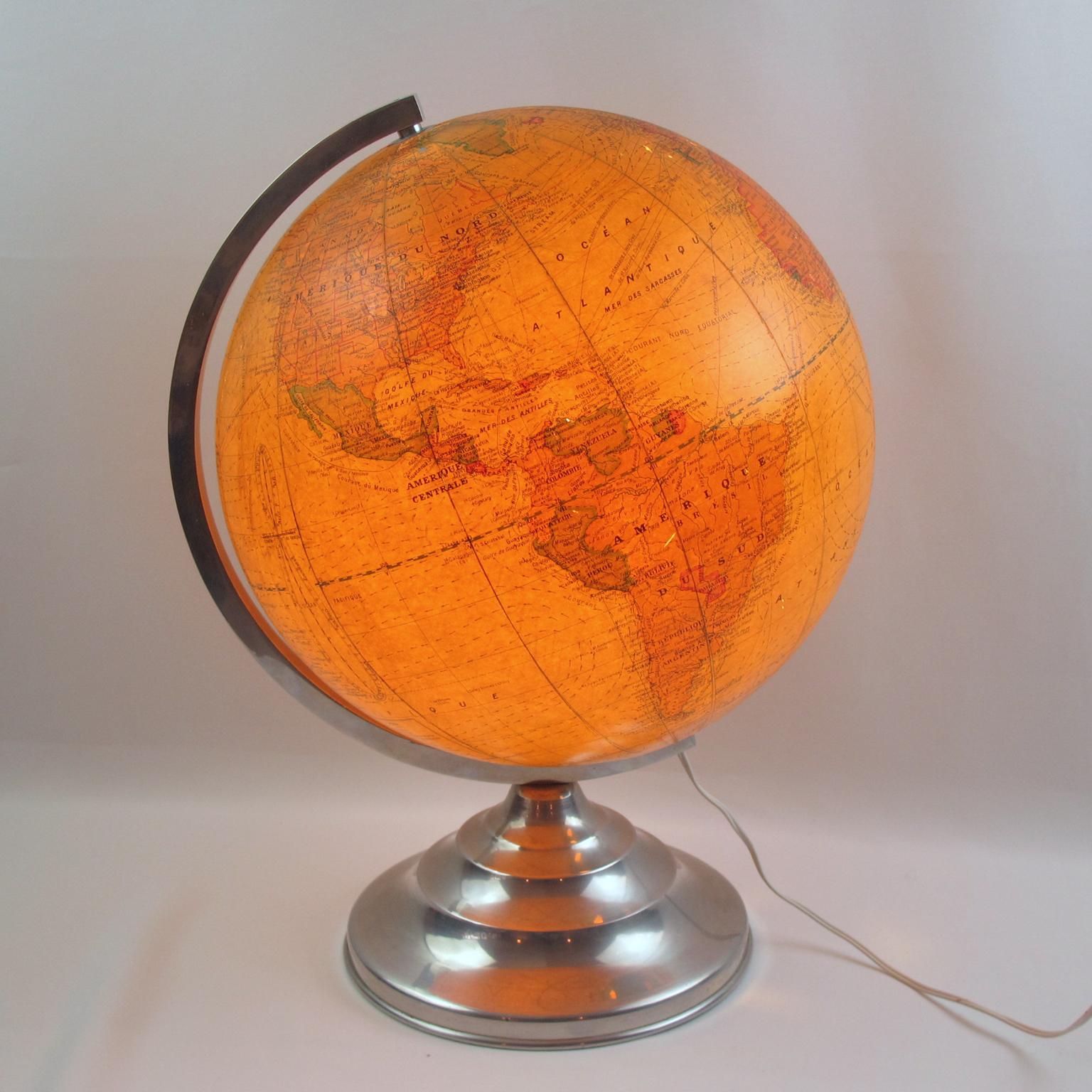 Art déco Globe de bibliothèque lumineux sur base en aluminium en vente