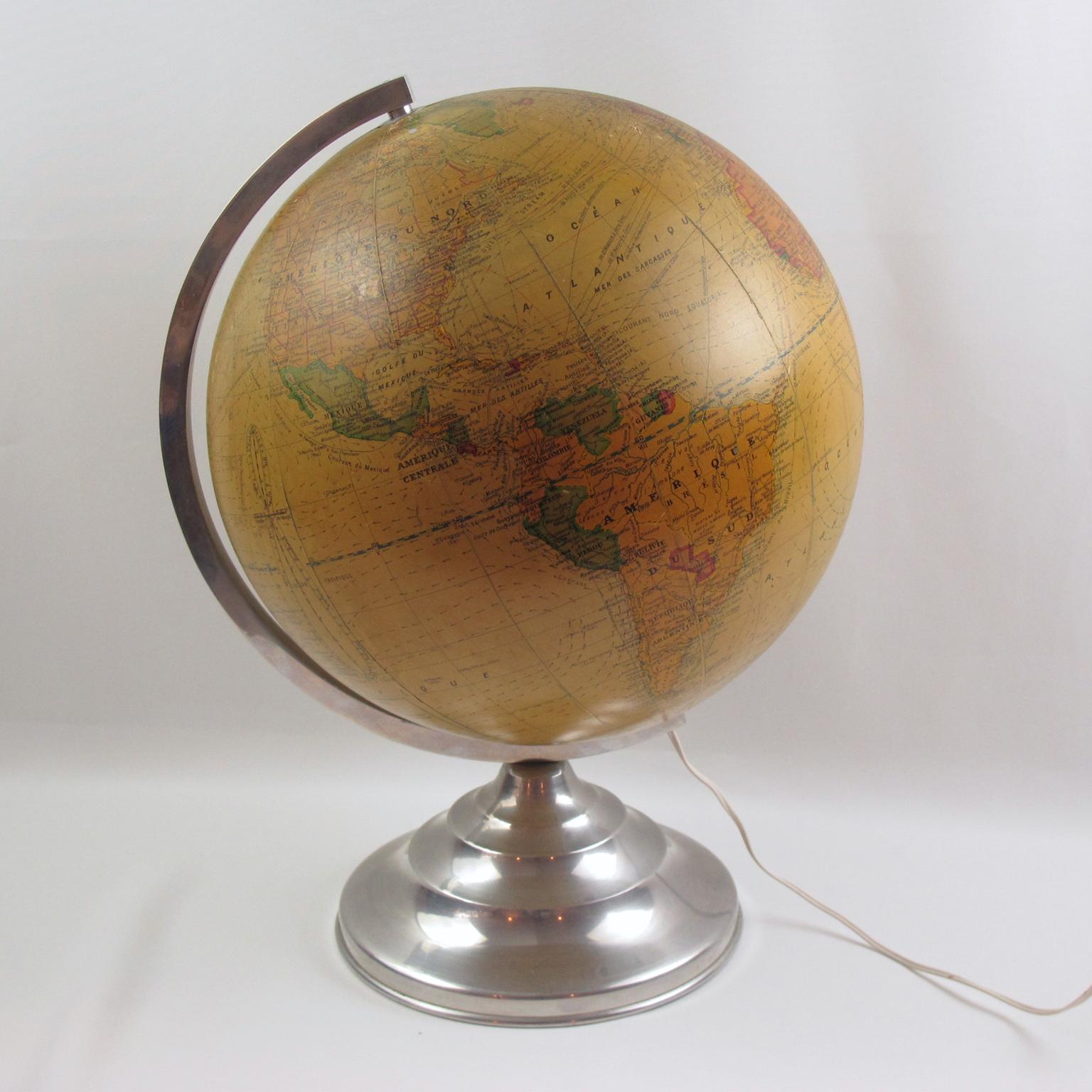 Français Globe de bibliothèque lumineux sur base en aluminium en vente