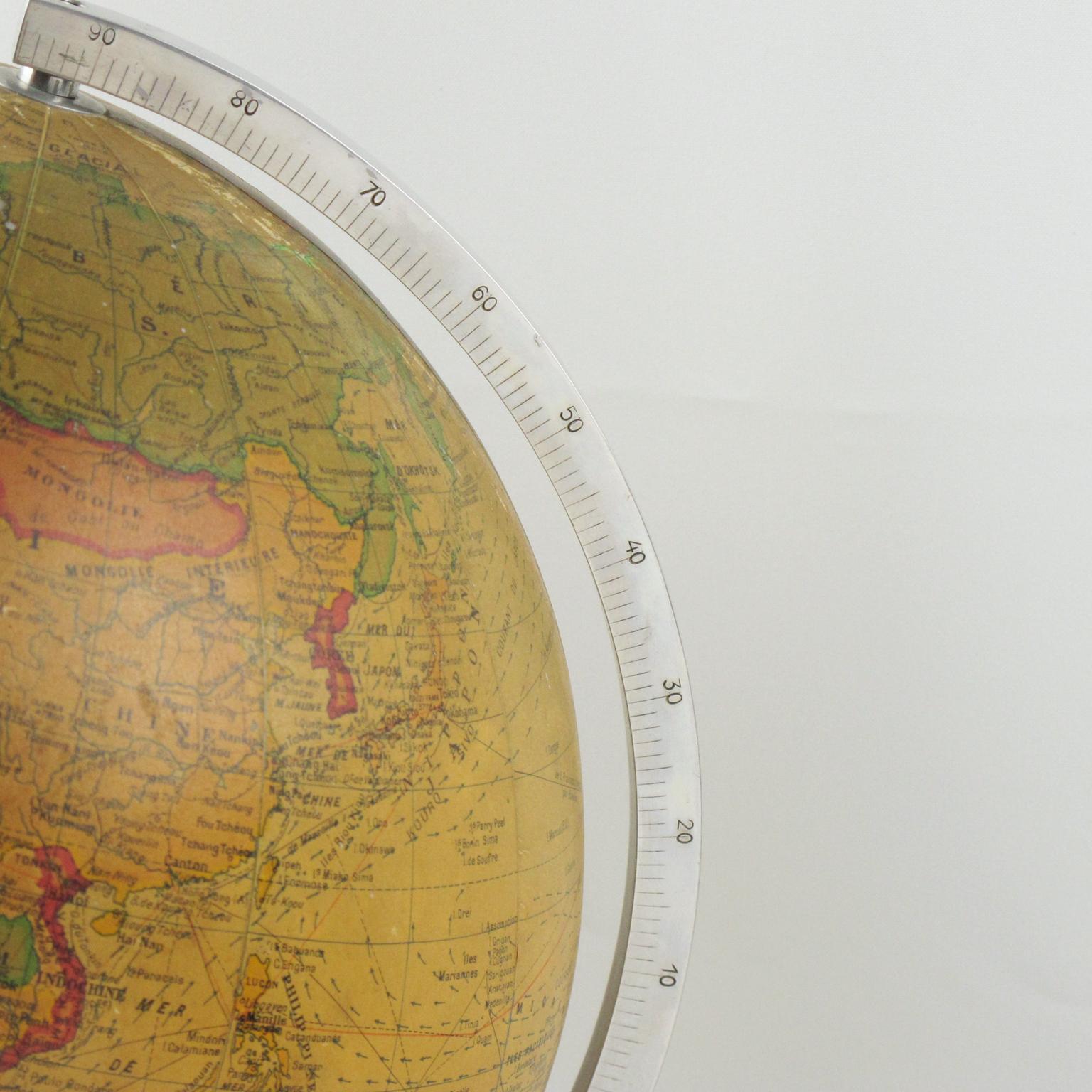 Milieu du XXe siècle Globe de bibliothèque lumineux sur base en aluminium en vente