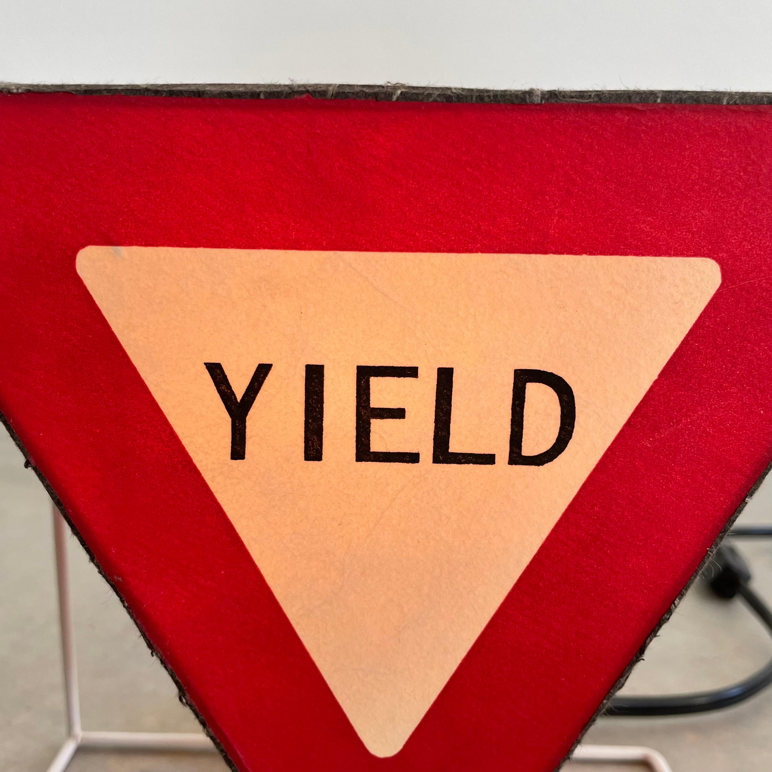 „Yield“-Schild aus Leuchtenpapier, 1980er-Jahre im Angebot 5
