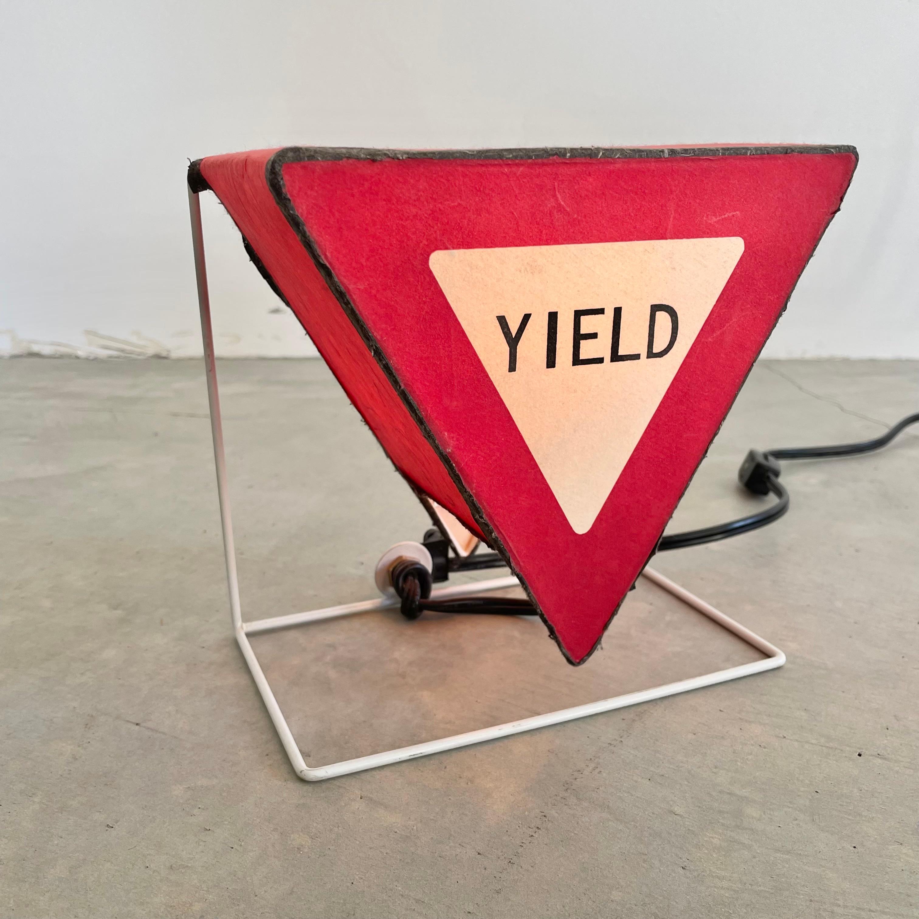 „Yield“-Schild aus Leuchtenpapier, 1980er-Jahre im Angebot 6