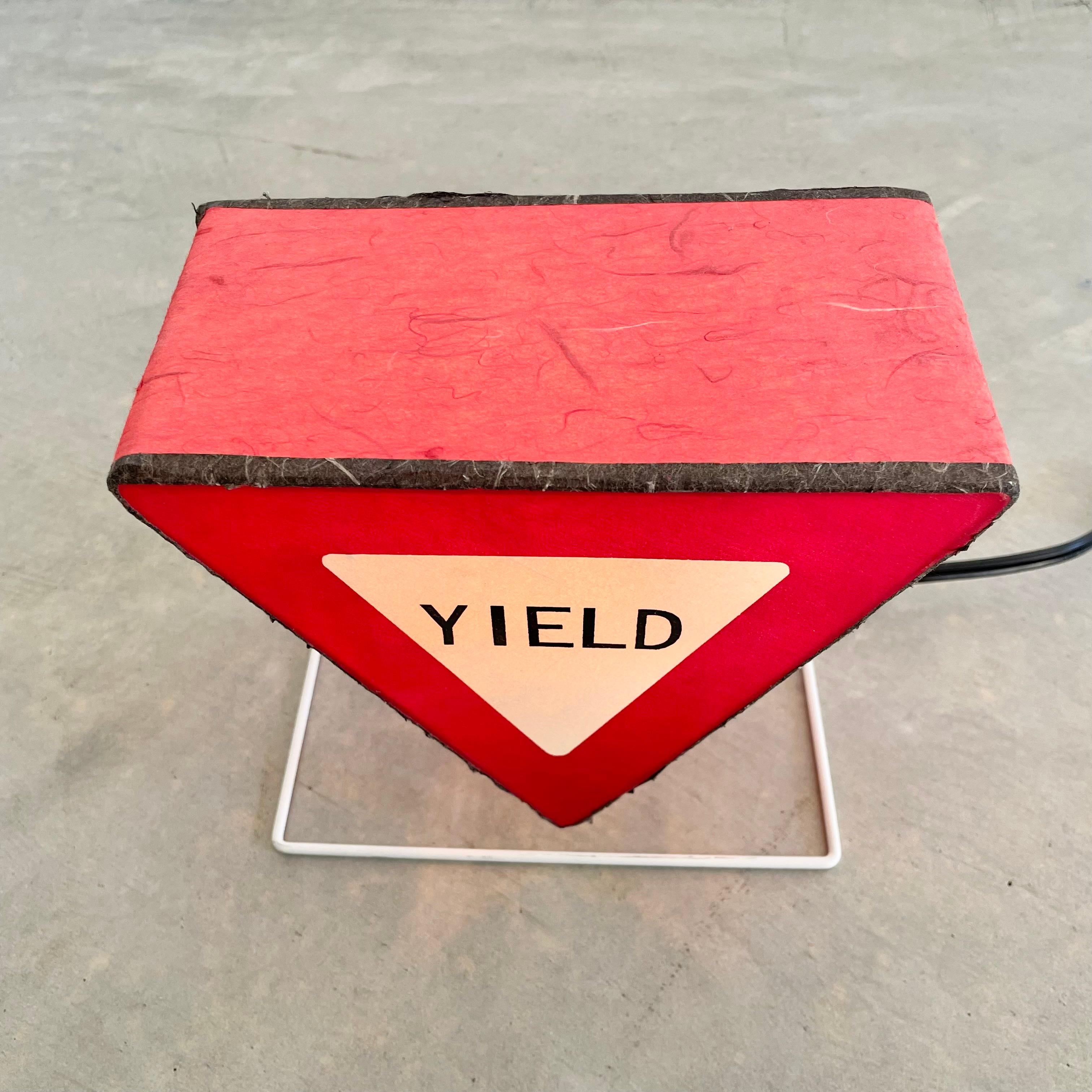 „Yield“-Schild aus Leuchtenpapier, 1980er-Jahre (amerikanisch) im Angebot