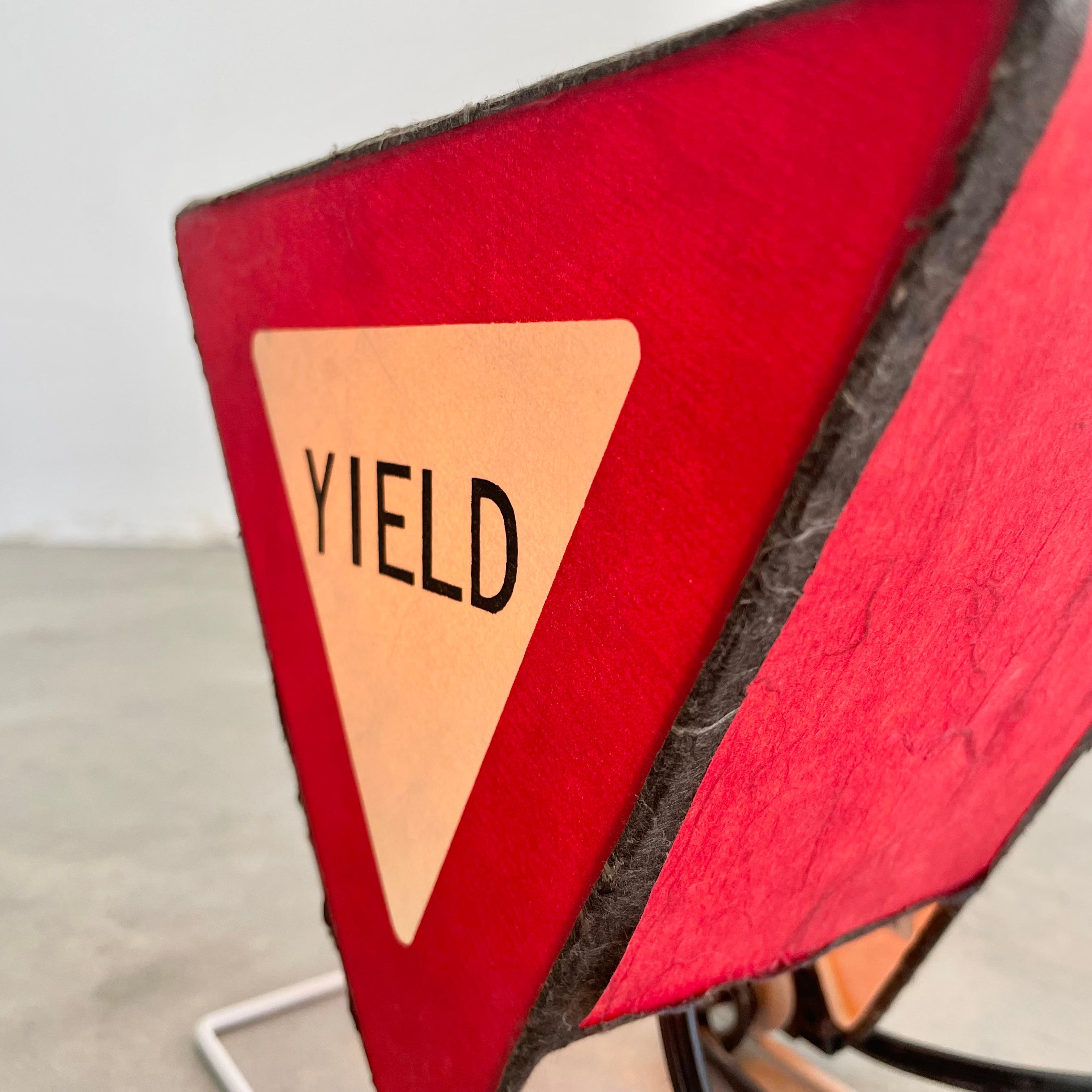 „Yield“-Schild aus Leuchtenpapier, 1980er-Jahre im Angebot 1