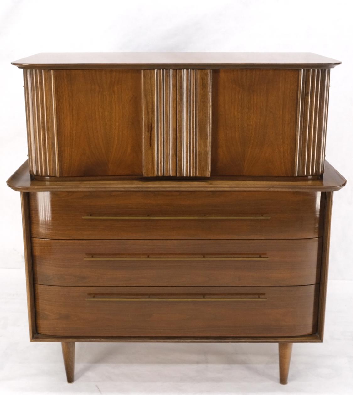 Commode pour homme en noyer clair avec tiroirs à façade en arc et poignées en laiton en vente 7