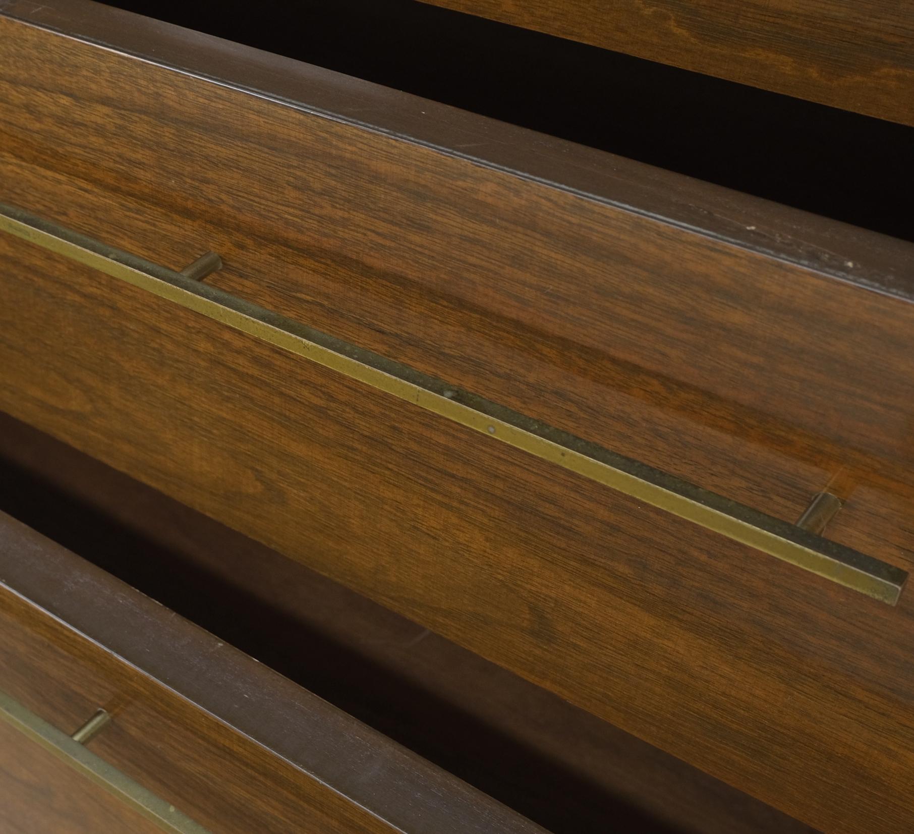 Leichte Herrenkommode aus Nussbaum mit Bogenfront und langen Messinggriffen Mint im Zustand „Gut“ im Angebot in Rockaway, NJ
