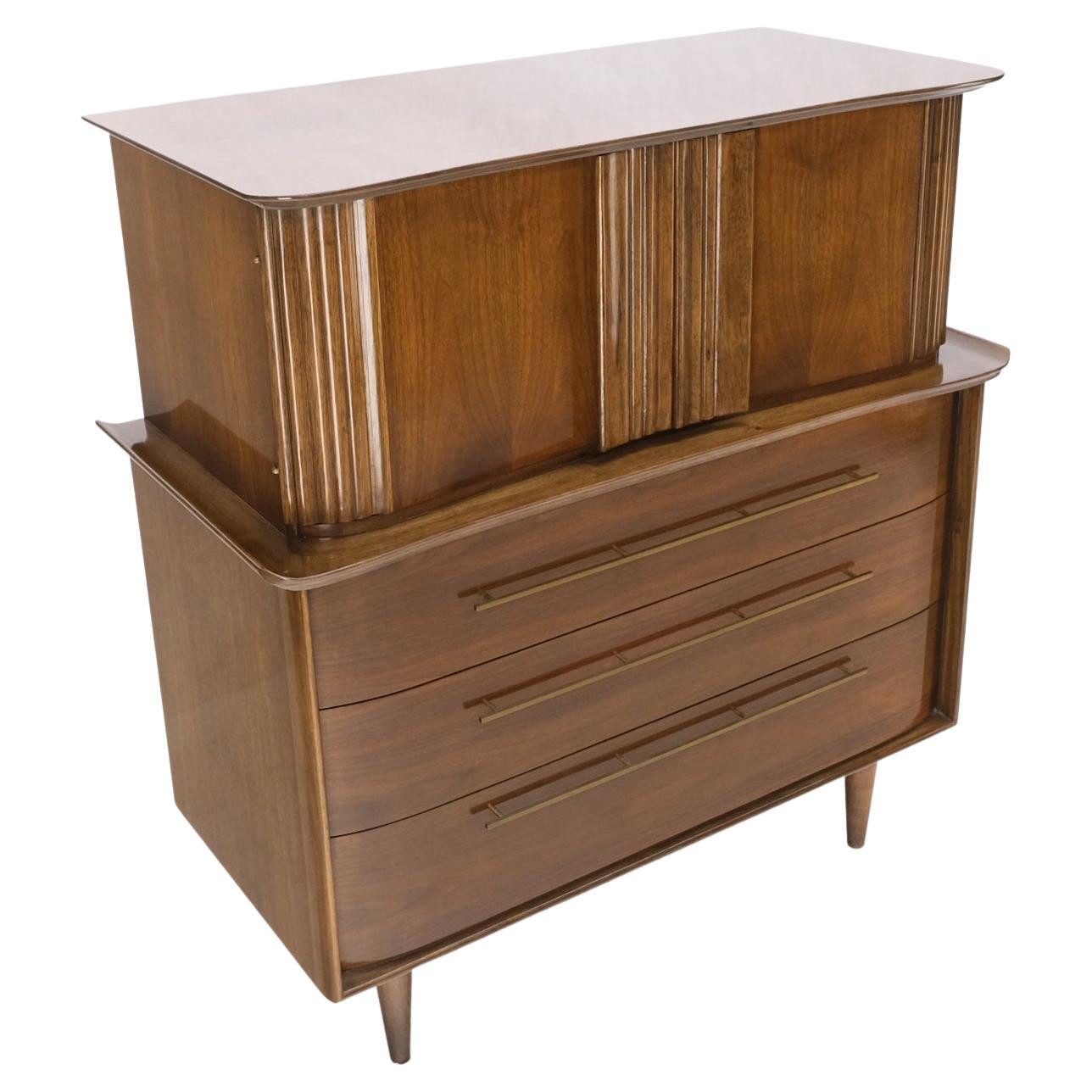 Commode pour homme en noyer clair avec tiroirs à façade en arc et poignées en laiton en vente