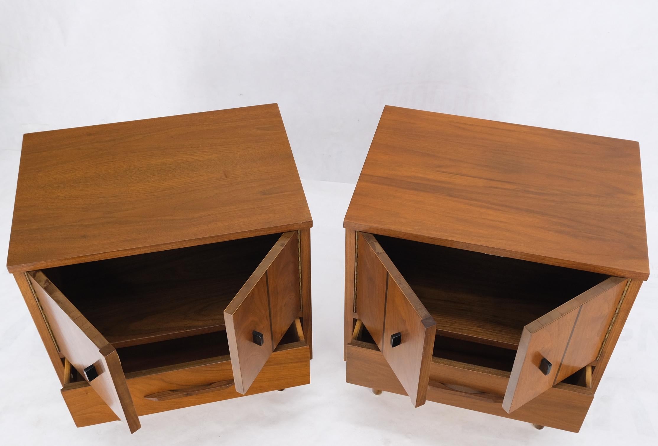 Mid-Century Modern Light Walnut Double Door Compartment One Drawer Cone Tapered Legs End Tables For Sale