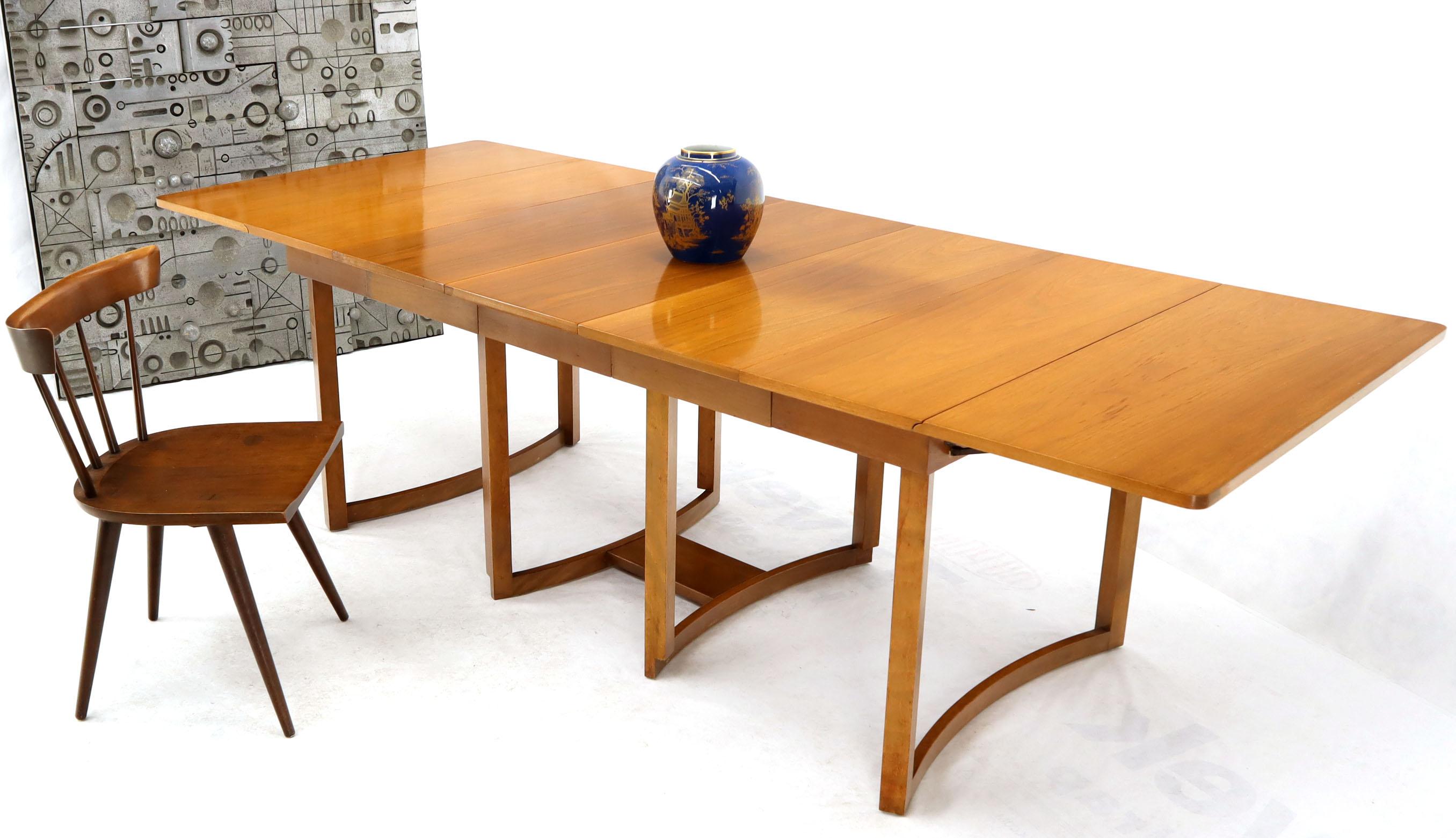 Midcentury Light Walnut Drop Leaf Expandable Dining Table, Three Leafs Boards (Moderne der Mitte des Jahrhunderts) im Angebot