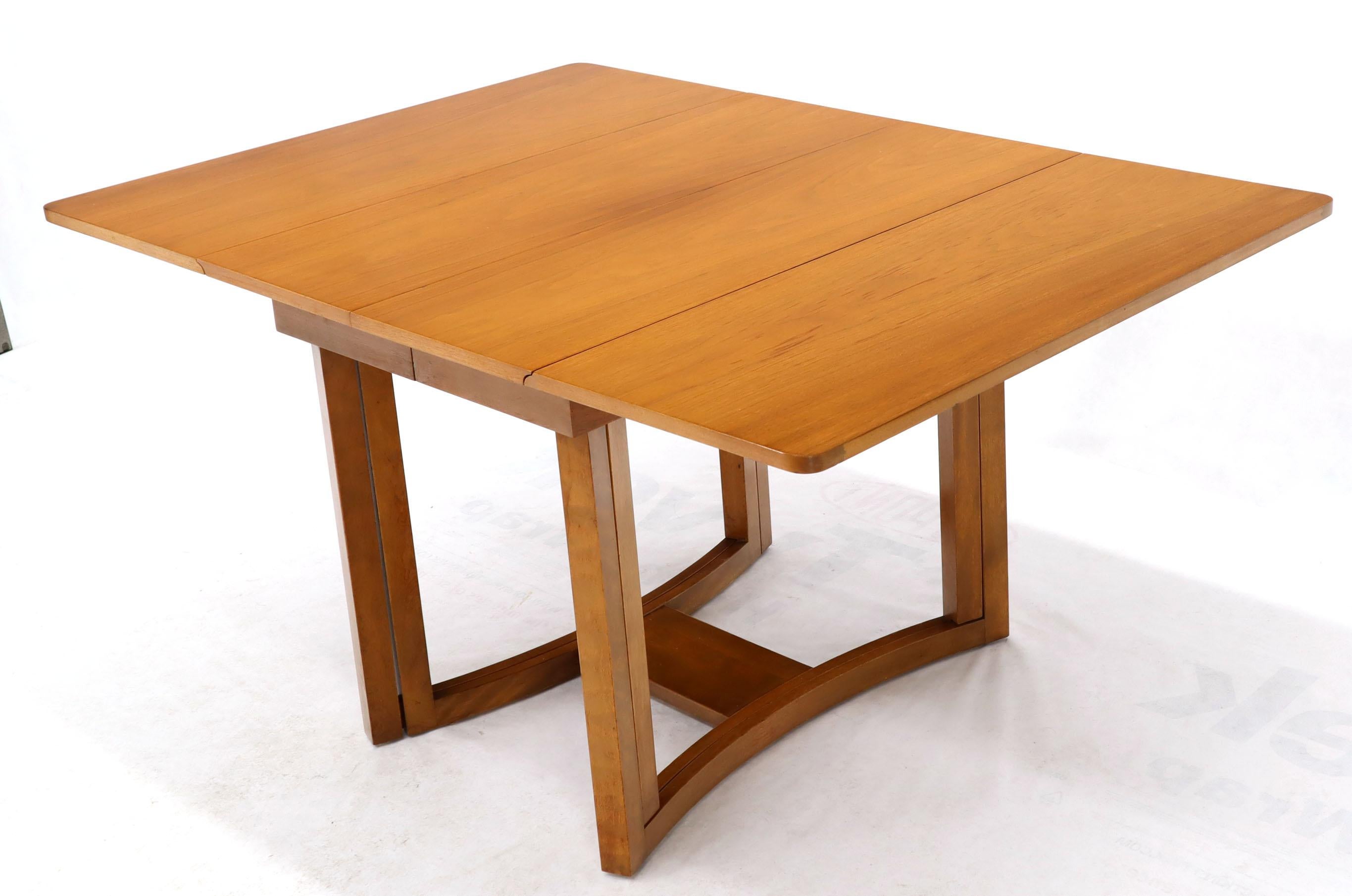 Midcentury Light Walnut Drop Leaf Expandable Dining Table, Three Leafs Boards (amerikanisch) im Angebot