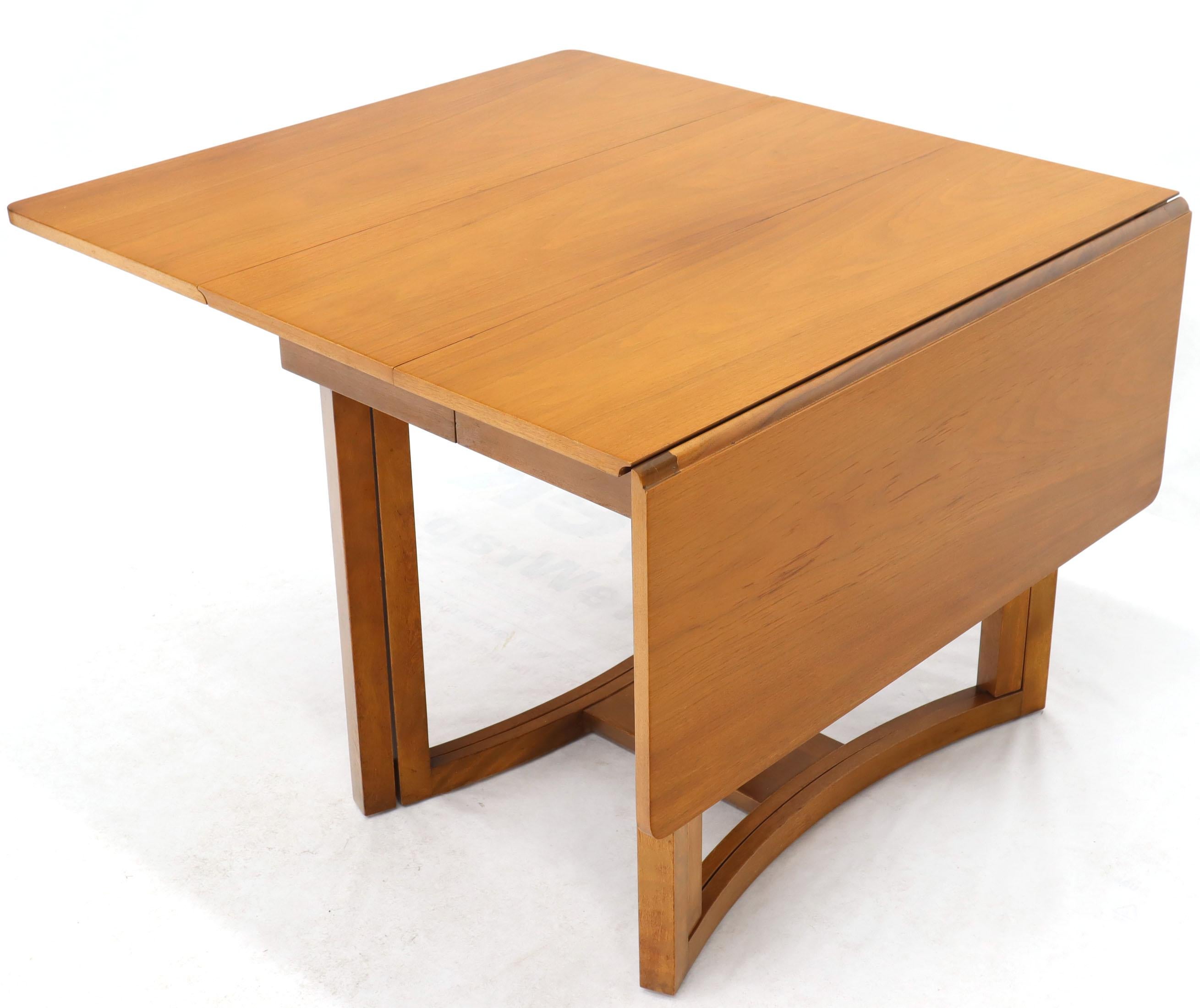 Midcentury Light Walnut Drop Leaf Expandable Dining Table, Three Leafs Boards In Good Condition For Sale In Rockaway, NJ