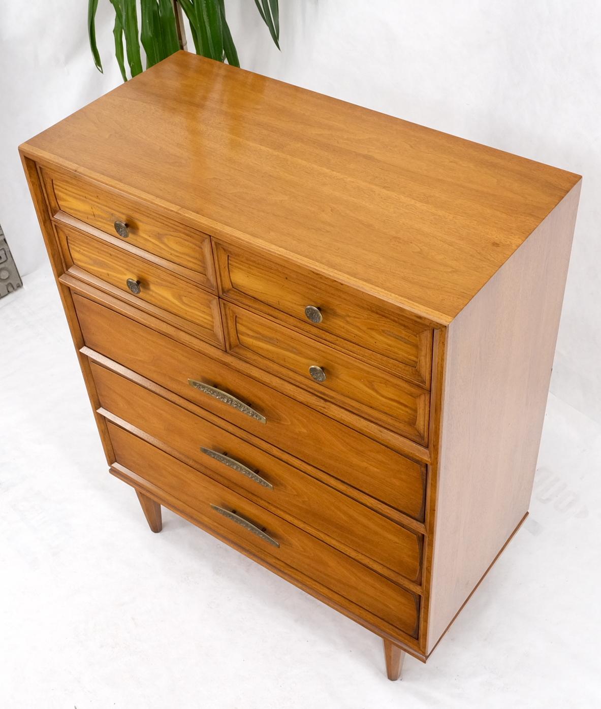Light Walnut Hammered Brass Pulls 5 Drawer Chest of Drawers Dresser Mint In Good Condition For Sale In Rockaway, NJ
