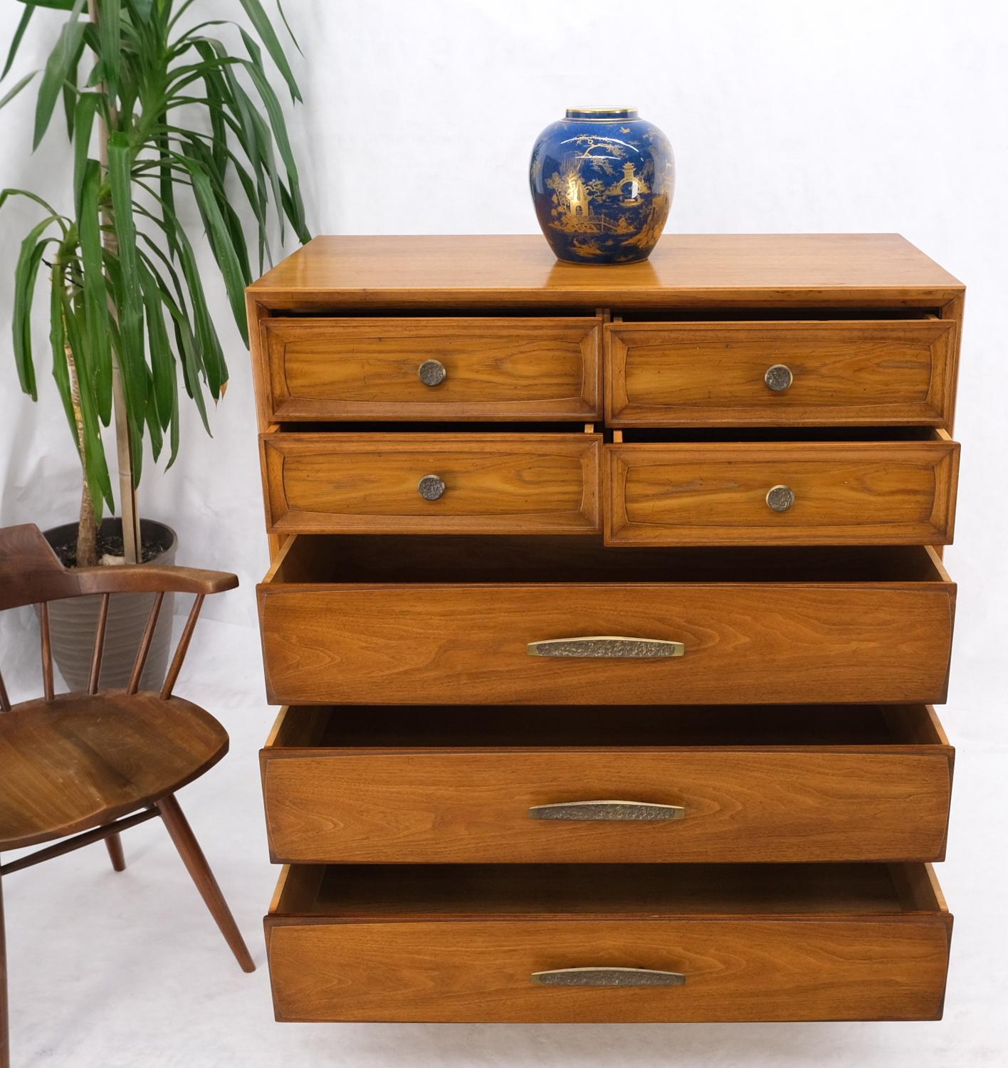 20th Century Light Walnut Hammered Brass Pulls 5 Drawer Chest of Drawers Dresser Mint For Sale