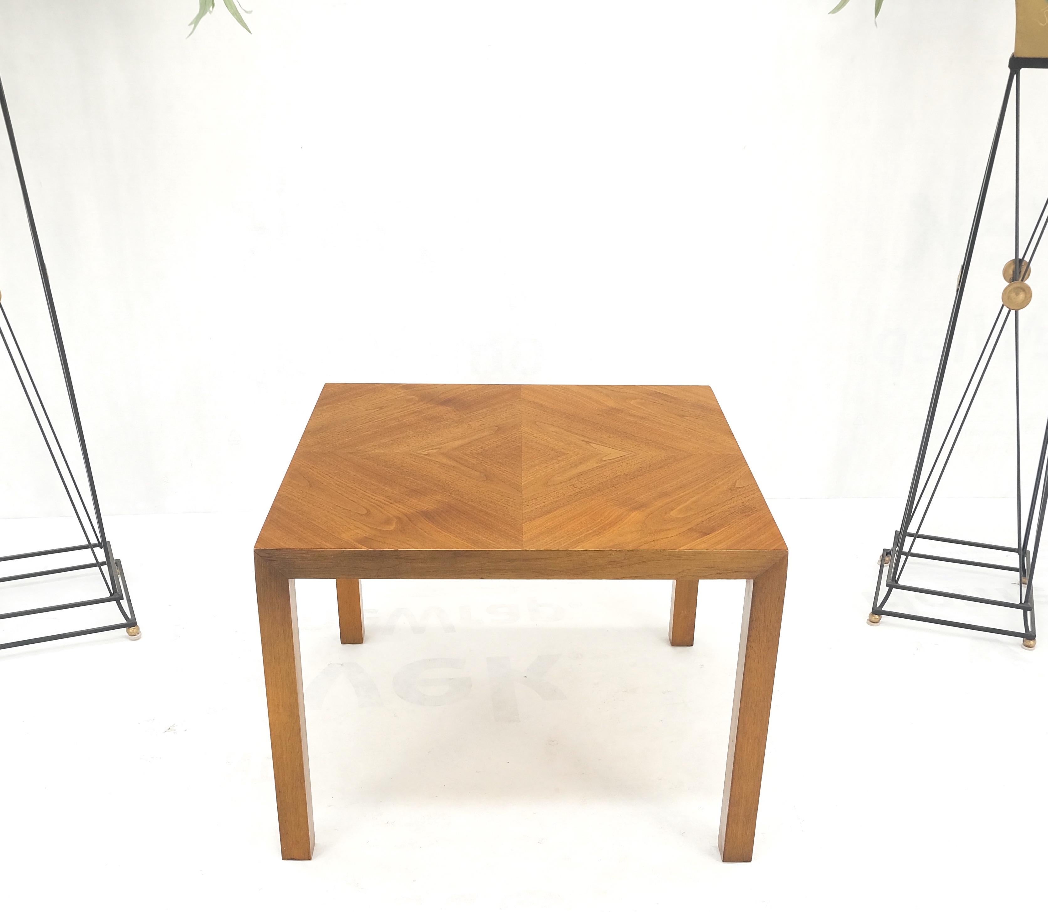 Mid-Century Modern Table d'appoint carrée moderne mi-siècle en noyer clair MINT ! en vente