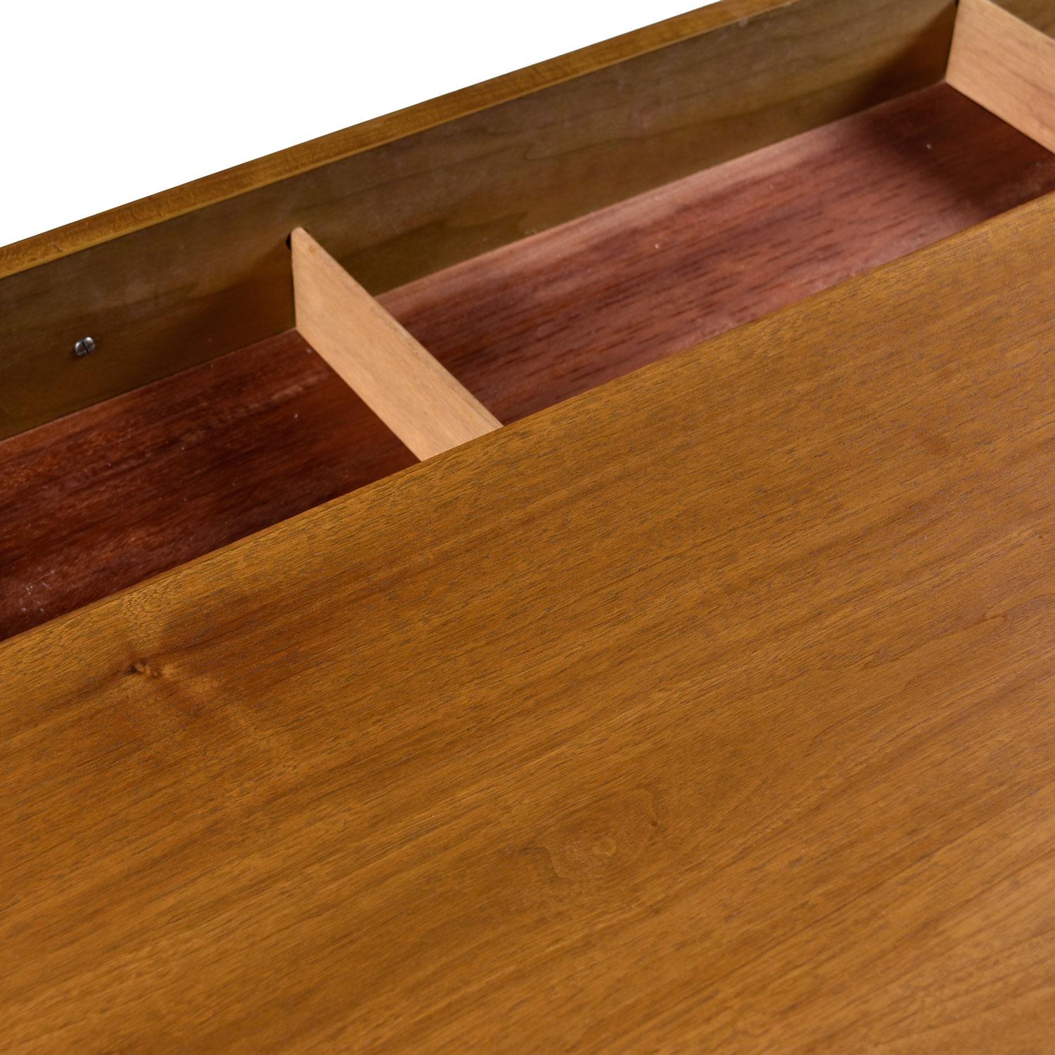 Light Walnut Vintage Modern Drexel Biscayne Bachelors Chest Four-Drawer Dresser In Excellent Condition In Chattanooga, TN