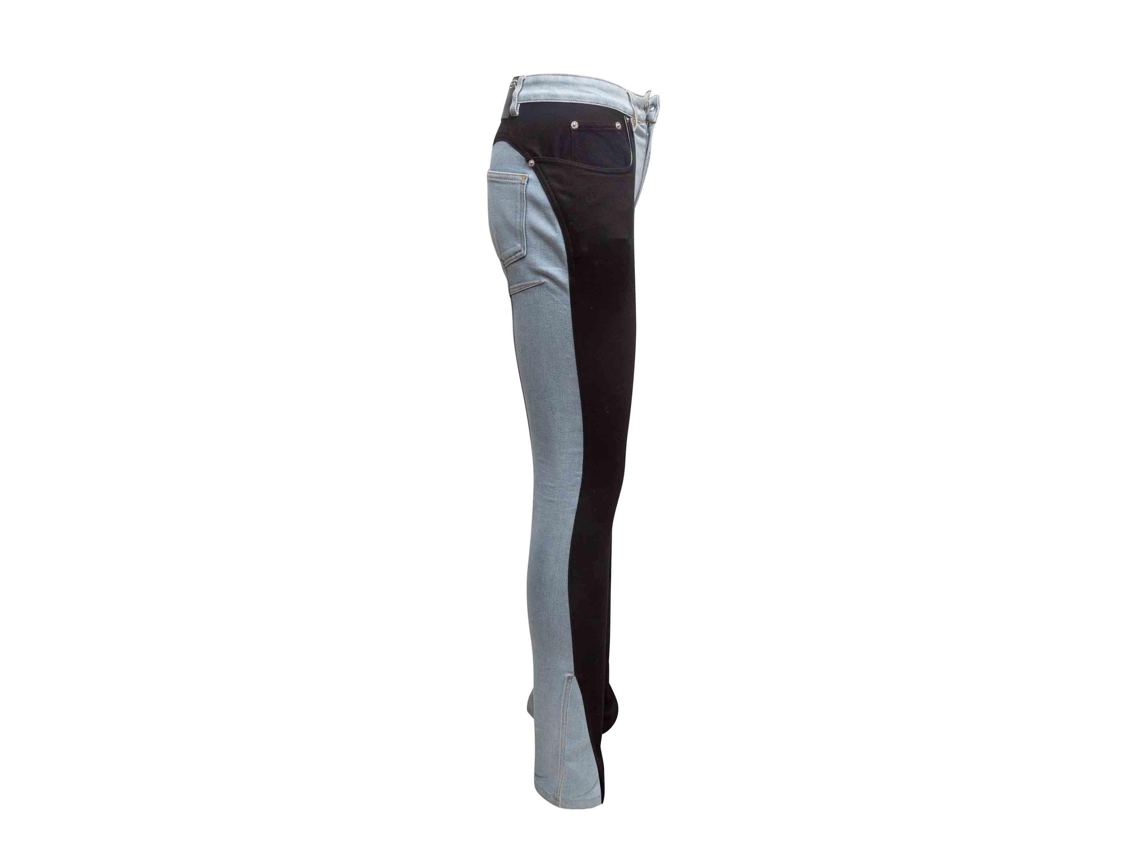 Jean en denim bicolore noir et délavé par Mugler. Cinq poches. Fermeture à glissière et bouton sur le devant. Taille 27
