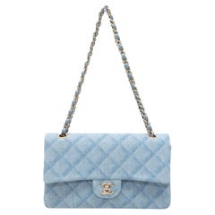Borsa Chanel in denim con doppia patta media e lavaggio chiaro