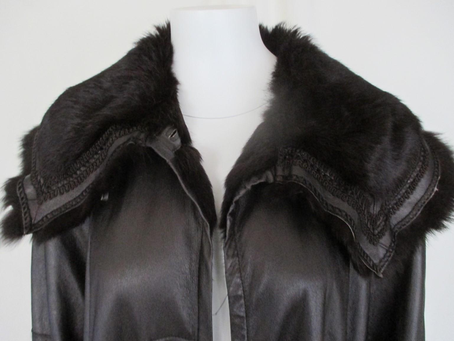 This vintage flared 3/4 length coat is made of quality soft  leather with soft fur lined and huge collar, 3 buttons and 2 leather pockets.
Color: metallic bronze brown
Easy and very light to wear.
Size fits as medium/large
(see section