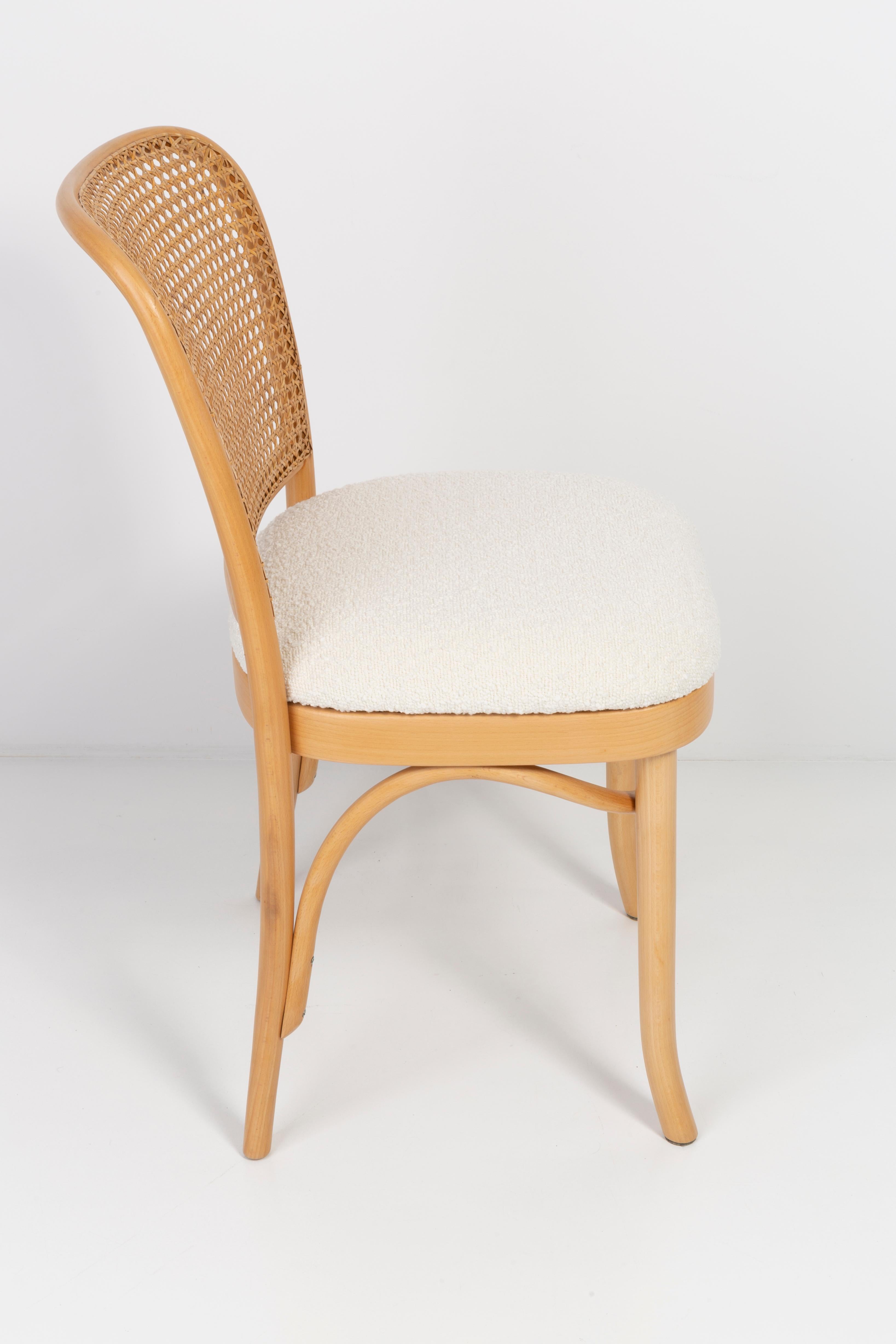 Schöner Stuhl aus Rattan, Boucle und Holz. Sie wurden in der Holzverarbeitungsfabrik Thonet hergestellt und von uns gründlich renoviert. Die Konstruktion ist aus mit Wasserbeize hellbraun gefärbtem Buchenholz gefertigt. Die Stühle sind mit