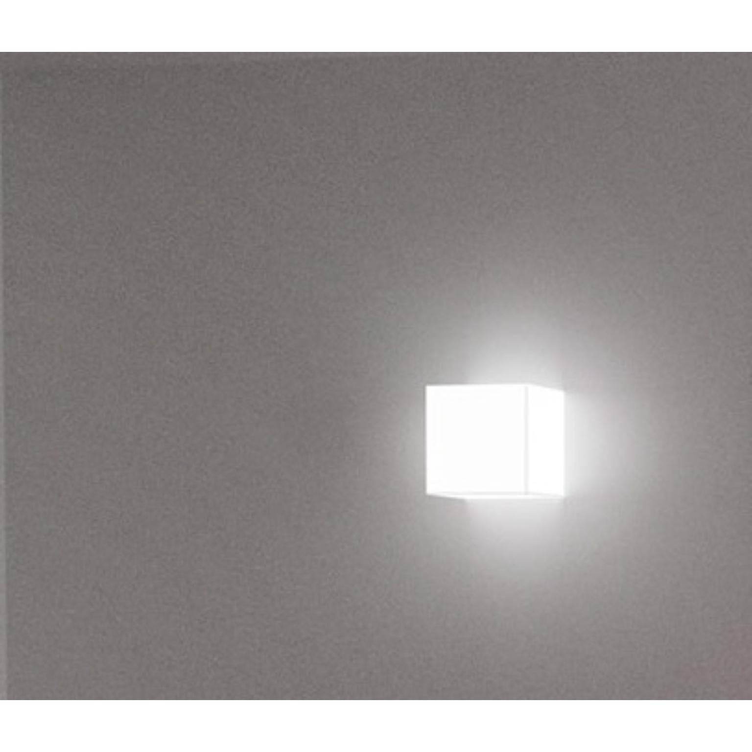 Lampe murale Cubo 20 blanc clair de SLIDE Studio
Dimensions : D 20 x L 20 x H 20 cm.
Matériaux : Polyéthylène.

Ce produit peut être utilisé à l'intérieur et à l'extérieur. Toutes nos lampes peuvent être câblées en fonction de chaque pays. Si elle
