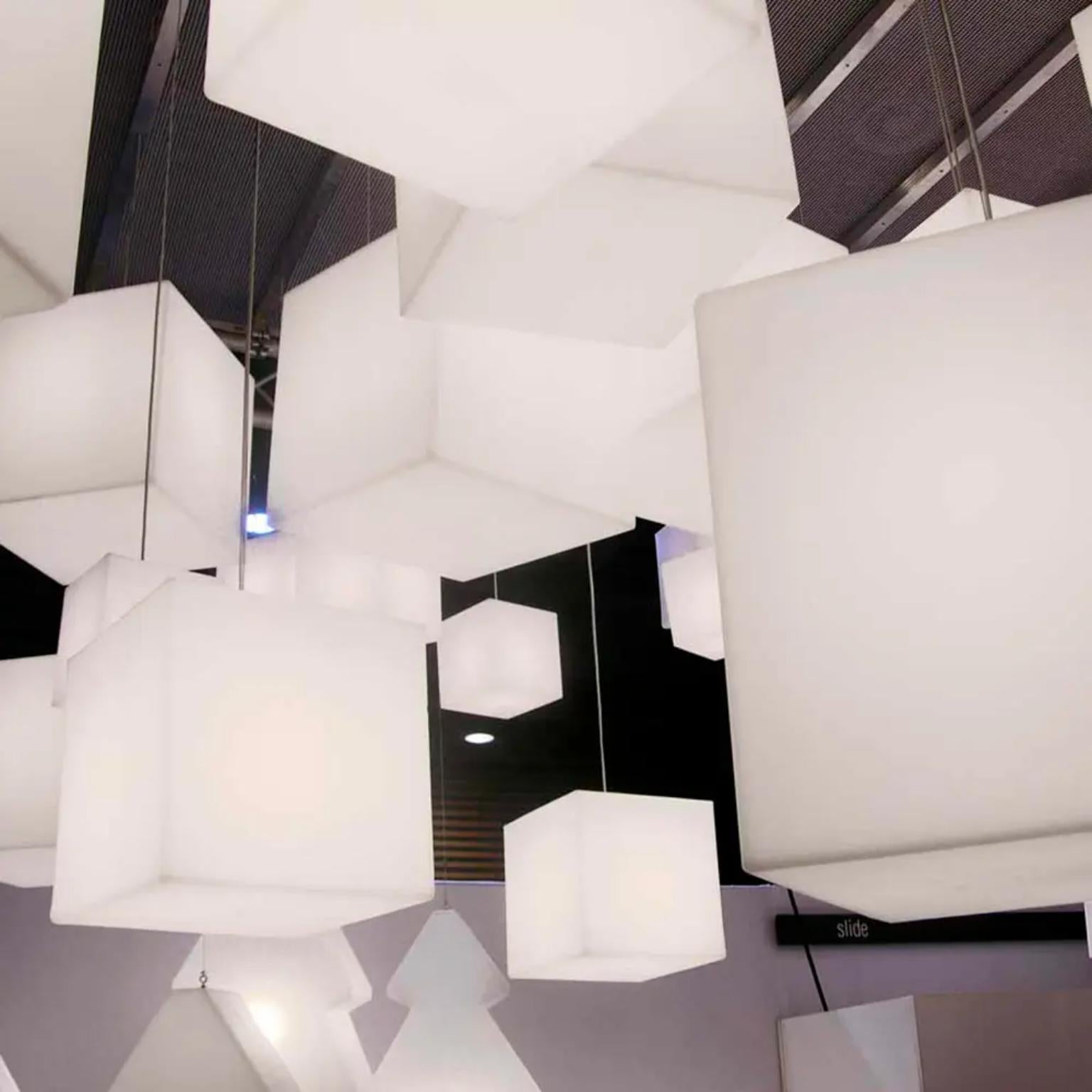 Lampada a sospensione Cubo 40 Light White di SLIDE Studio A
Dimensioni: D. 43 x L. 43 x H. 43 cm.
Materiali: Polietilene.

Disponibile in tre diverse dimensioni. I prezzi possono variare. Questo prodotto è adatto all'uso interno ed esterno. Tutte le